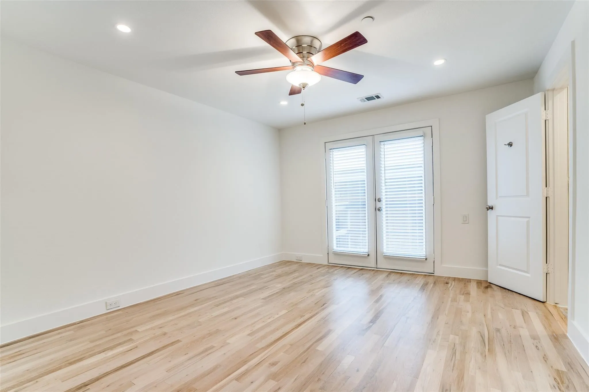 Townhouse For Rent in Dallas County , 5017 Manett Street 106, Dallas, Texas 75206, 2 Bedroom, 3 Bathroom, 2 Garage spaces, 1,950 Sqft, built in 2008, mls#20968165, Real Estate Agent in Dallas, Homes For Rent in Dallas county, Homes For Rent in Dallas, Realtor in Dallas Texas, Real Estate Brokerage Independent Realty Texas, Luminita Cordes Realtor