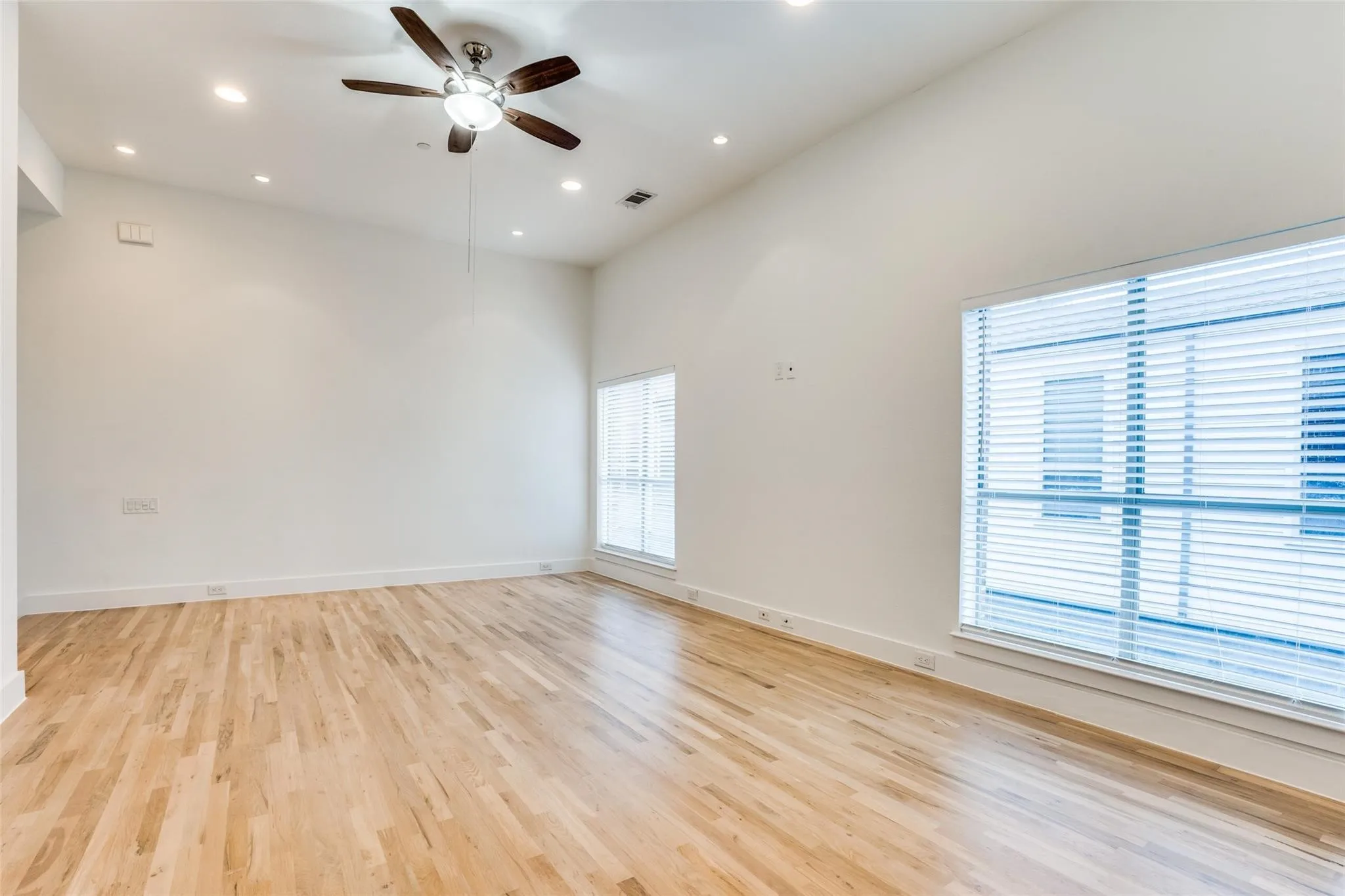 Townhouse For Rent in Dallas County , 5017 Manett Street 106, Dallas, Texas 75206, 2 Bedroom, 3 Bathroom, 2 Garage spaces, 1,950 Sqft, built in 2008, mls#20968165, Real Estate Agent in Dallas, Homes For Rent in Dallas county, Homes For Rent in Dallas, Realtor in Dallas Texas, Real Estate Brokerage Independent Realty Texas, Luminita Cordes Realtor