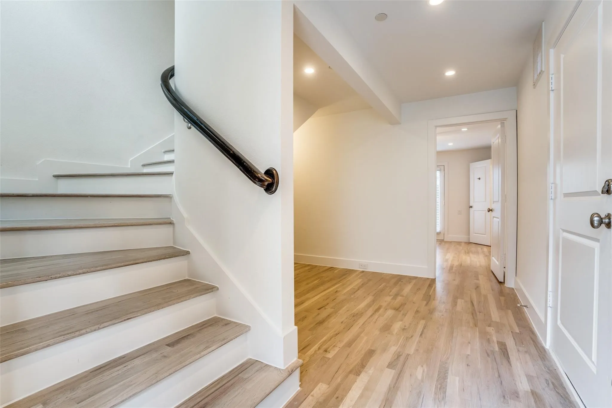 Townhouse For Rent in Dallas County , 5017 Manett Street 106, Dallas, Texas 75206, 2 Bedroom, 3 Bathroom, 2 Garage spaces, 1,950 Sqft, built in 2008, mls#20968165, Real Estate Agent in Dallas, Homes For Rent in Dallas county, Homes For Rent in Dallas, Realtor in Dallas Texas, Real Estate Brokerage Independent Realty Texas, Luminita Cordes Realtor
