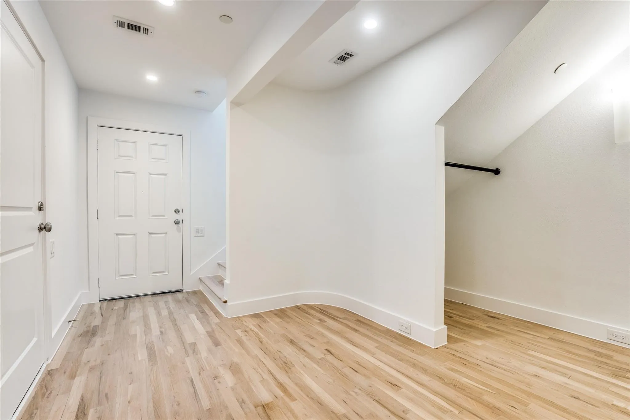 Townhouse For Rent in Dallas County , 5017 Manett Street 106, Dallas, Texas 75206, 2 Bedroom, 3 Bathroom, 2 Garage spaces, 1,950 Sqft, built in 2008, mls#20968165, Real Estate Agent in Dallas, Homes For Rent in Dallas county, Homes For Rent in Dallas, Realtor in Dallas Texas, Real Estate Brokerage Independent Realty Texas, Luminita Cordes Realtor