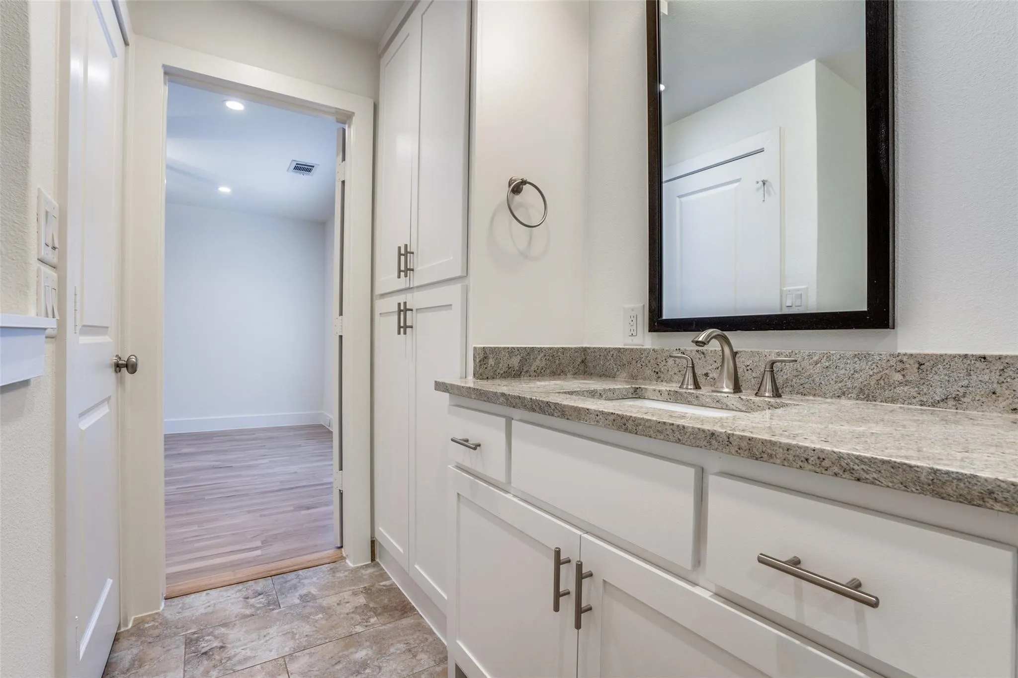 Townhouse For Rent in Dallas County , 5017 Manett Street 106, Dallas, Texas 75206, 2 Bedroom, 3 Bathroom, 2 Garage spaces, 1,950 Sqft, built in 2008, mls#20968165, Real Estate Agent in Dallas, Homes For Rent in Dallas county, Homes For Rent in Dallas, Realtor in Dallas Texas, Real Estate Brokerage Independent Realty Texas, Luminita Cordes Realtor