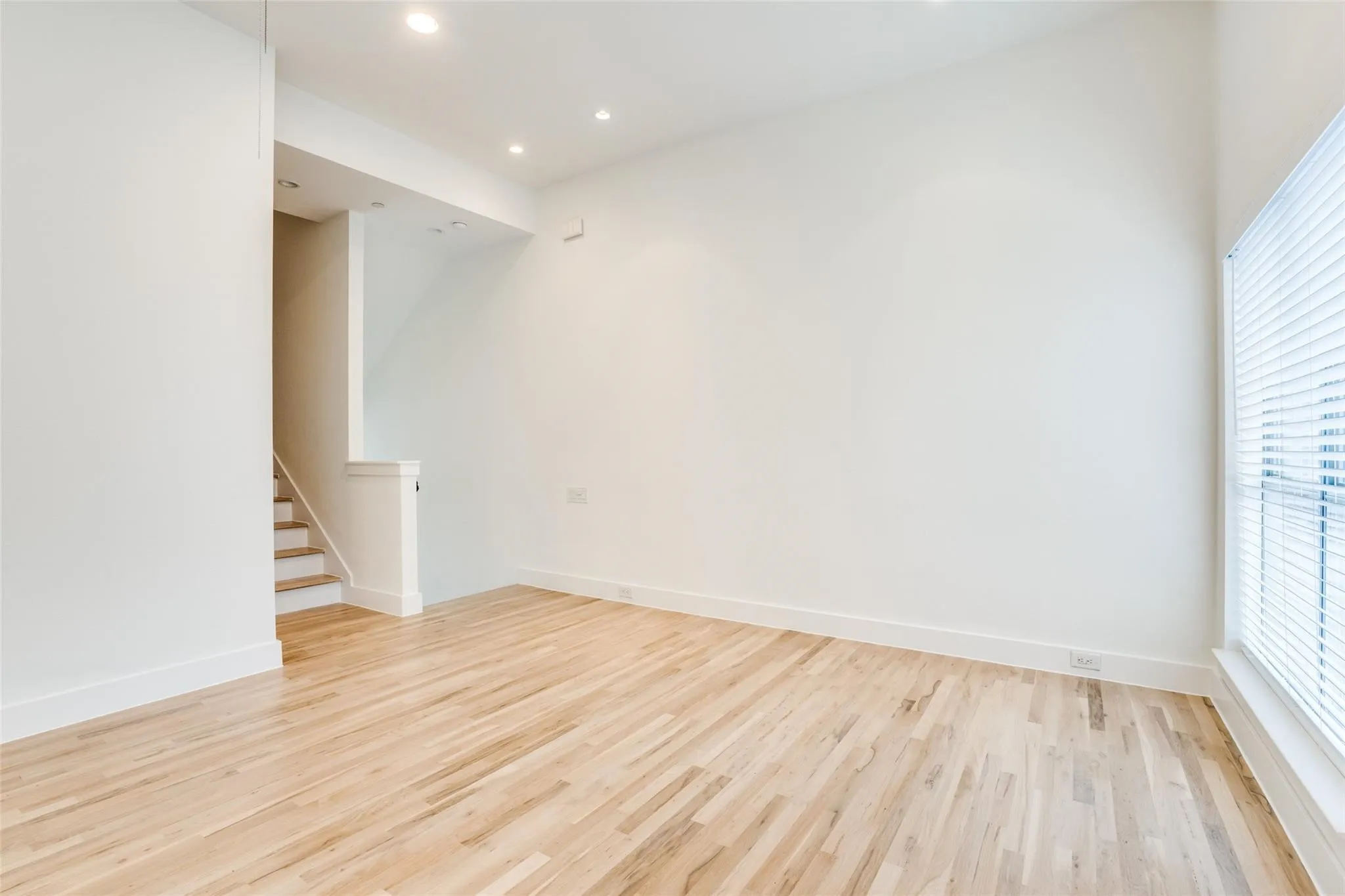 Townhouse For Rent in Dallas County , 5017 Manett Street 106, Dallas, Texas 75206, 2 Bedroom, 3 Bathroom, 2 Garage spaces, 1,950 Sqft, built in 2008, mls#20968165, Real Estate Agent in Dallas, Homes For Rent in Dallas county, Homes For Rent in Dallas, Realtor in Dallas Texas, Real Estate Brokerage Independent Realty Texas, Luminita Cordes Realtor