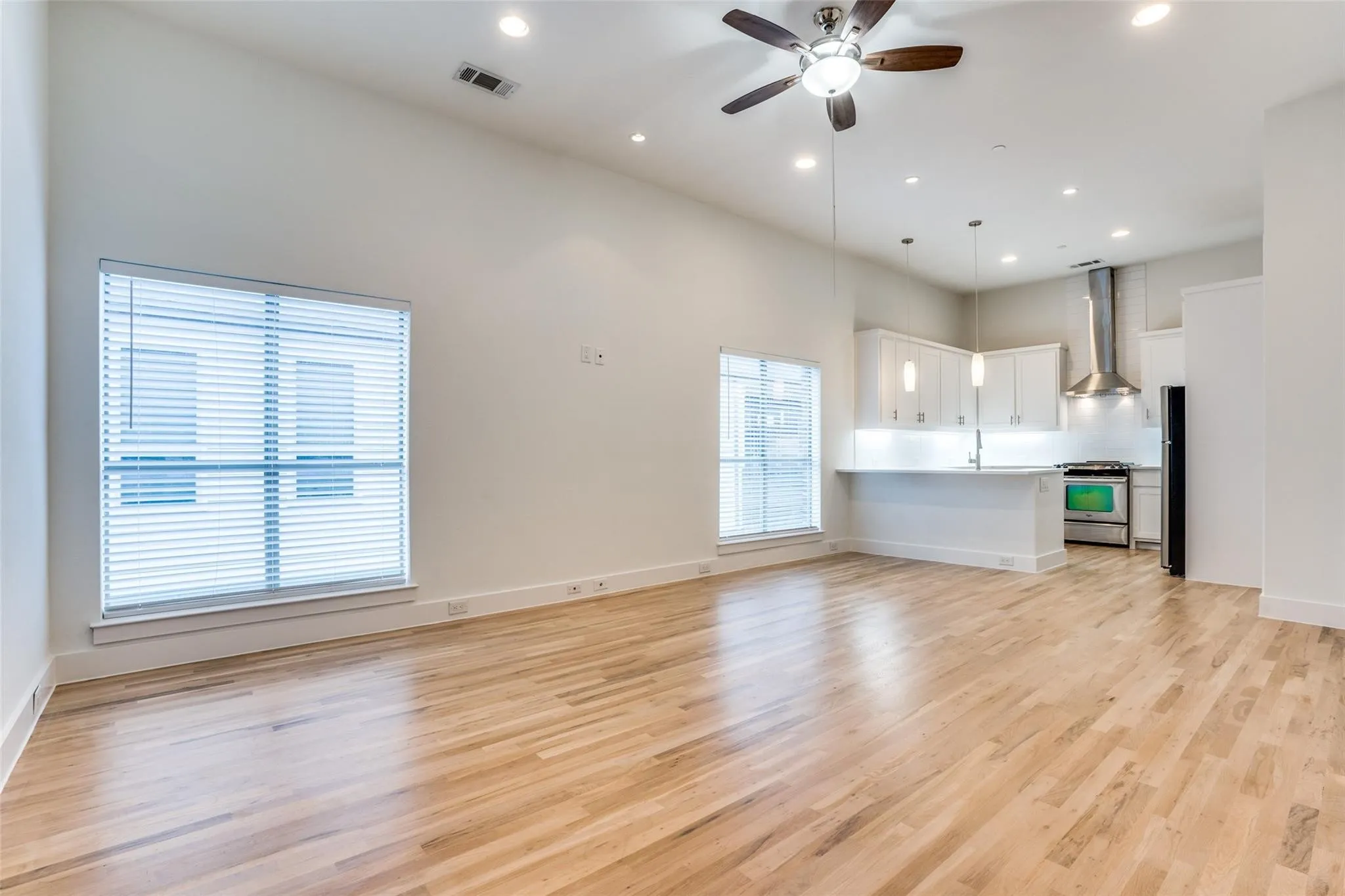 Townhouse For Rent in Dallas County , 5017 Manett Street 106, Dallas, Texas 75206, 2 Bedroom, 3 Bathroom, 2 Garage spaces, 1,950 Sqft, built in 2008, mls#20968165, Real Estate Agent in Dallas, Homes For Rent in Dallas county, Homes For Rent in Dallas, Realtor in Dallas Texas, Real Estate Brokerage Independent Realty Texas, Luminita Cordes Realtor