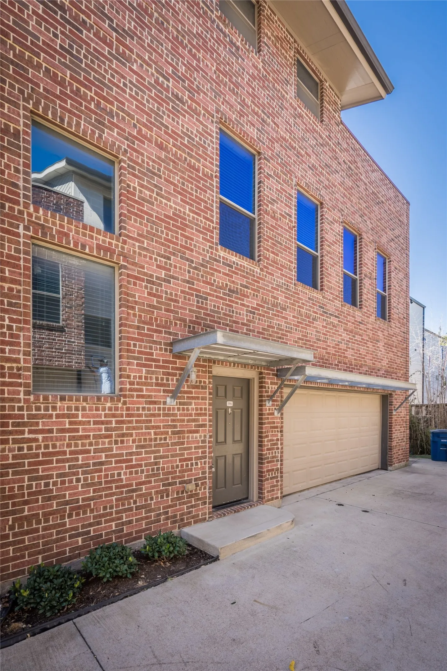 Townhouse For Rent in Dallas County , 5017 Manett Street 106, Dallas, Texas 75206, 2 Bedroom, 3 Bathroom, 2 Garage spaces, 1,950 Sqft, built in 2008, mls#20968165, Real Estate Agent in Dallas, Homes For Rent in Dallas county, Homes For Rent in Dallas, Realtor in Dallas Texas, Real Estate Brokerage Independent Realty Texas, Luminita Cordes Realtor