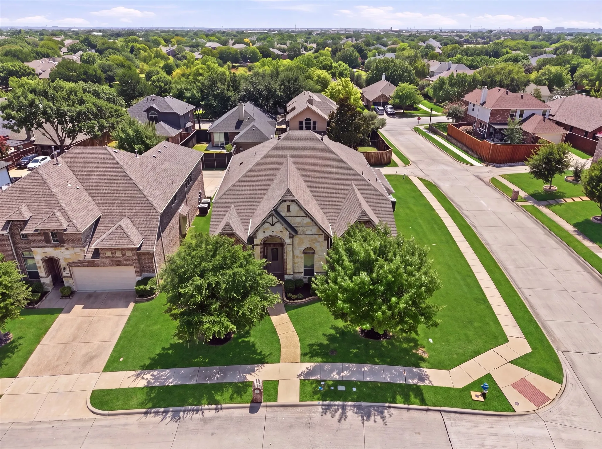 Single Family Residence For Sale in Denton County , 9214 Glen Meadow Court, Frisco, Texas 75033, 5 Bedroom, 5 Bathroom, 3 Garage spaces, 4,174 Sqft, built in 2009, mls#21383149, Real Estate Agent in Frisco, Homes For Sale in Denton county, Homes For Sale in Frisco, Realtor in Frisco Texas, Real Estate Brokerage Independent Realty Texas, Luminita Cordes Realtor