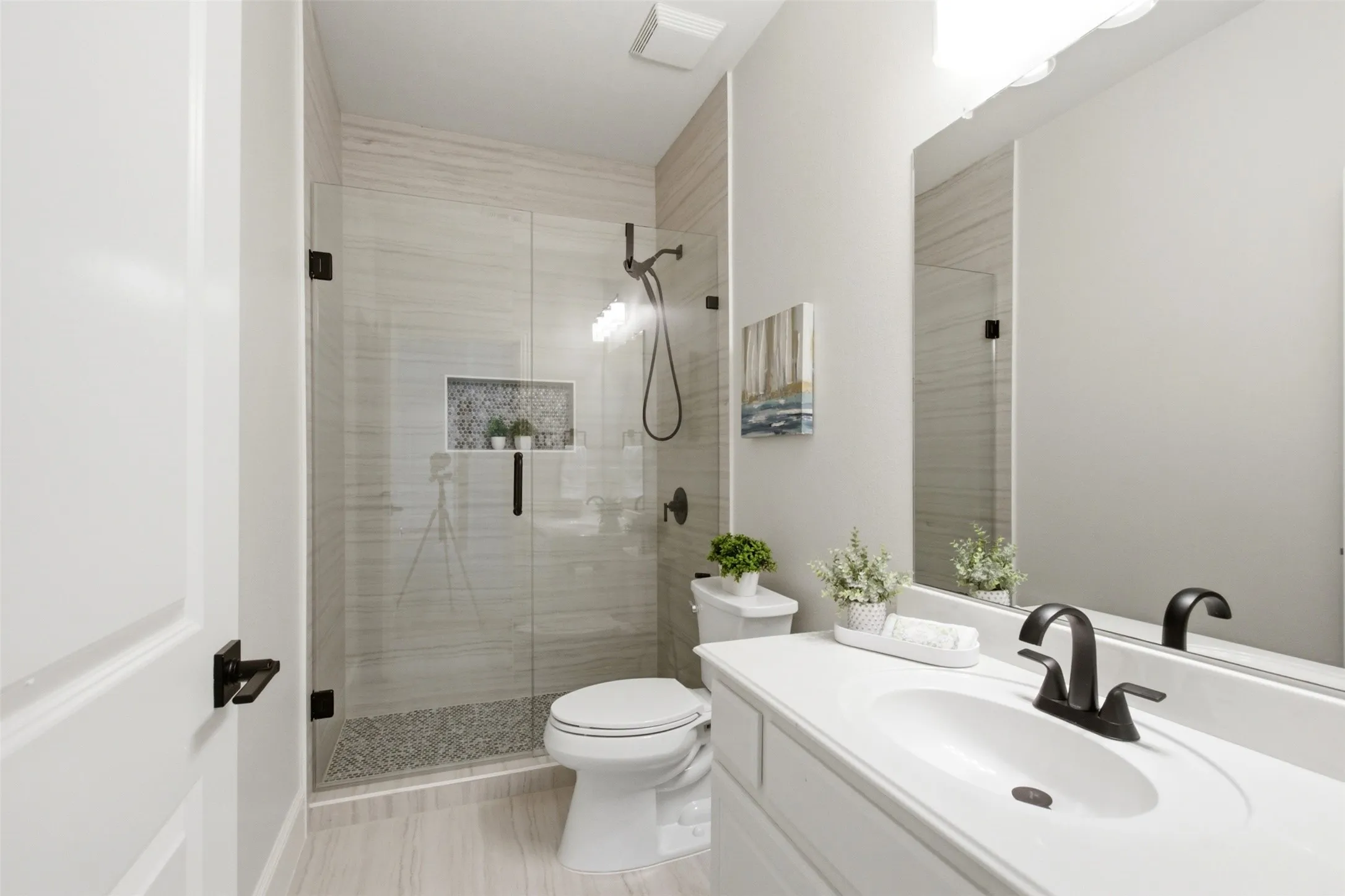 Guest en-suite bath