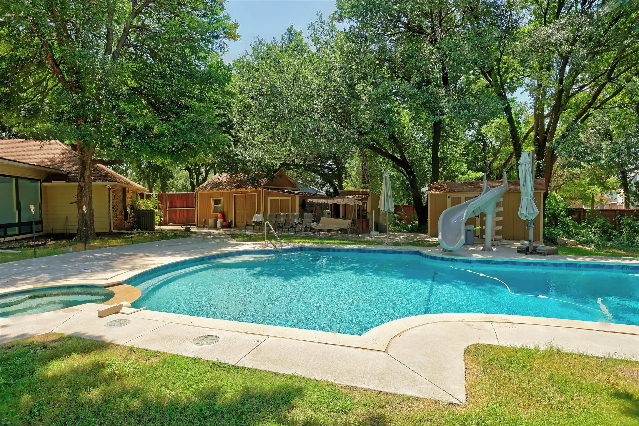 Single Family Residence For Sale in Collin County , 920 Raywood Circle, Plano, Texas 75075, 4 Bedroom, 3 Bathroom, 2 Garage spaces, 2,983 Sqft, built in 1983, mls#21388207, Real Estate Agent in Plano, Homes For Sale in Collin county, Homes For Sale in Plano, Realtor in Plano Texas, Real Estate Brokerage Independent Realty Texas, Luminita Cordes Realtor