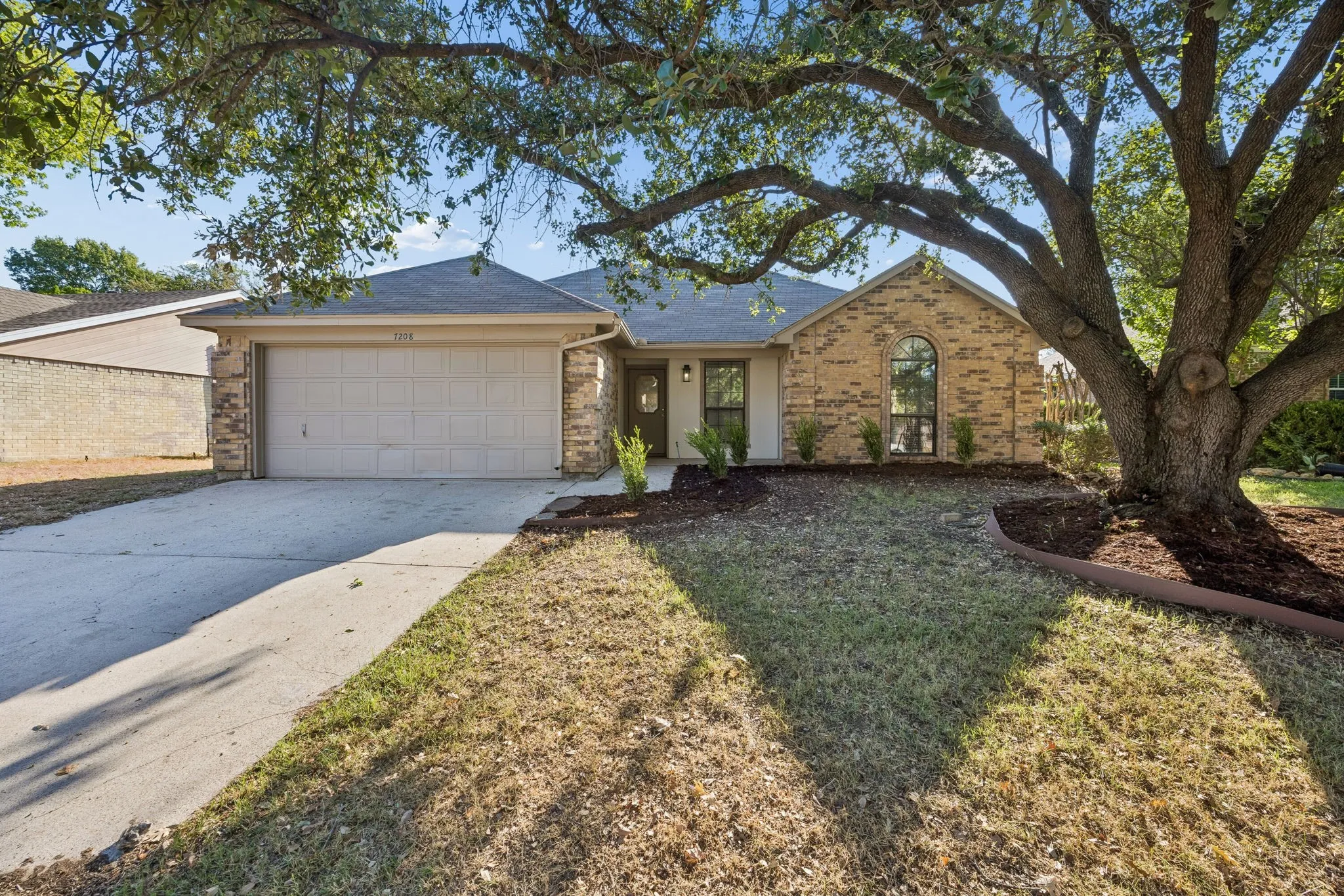 Single Family Residence For Sale in Tarrant County , 7208 Meadowbrook Drive, Watauga, Texas 76148, 3 Bedroom, 2 Bathroom, 2 Garage spaces, 1,541 Sqft, built in 1984, mls#21380698, Real Estate Agent in Watauga, Homes For Sale in Tarrant county, Homes For Sale in Watauga, Realtor in Watauga Texas, Real Estate Brokerage Independent Realty Texas, Luminita Cordes Realtor
