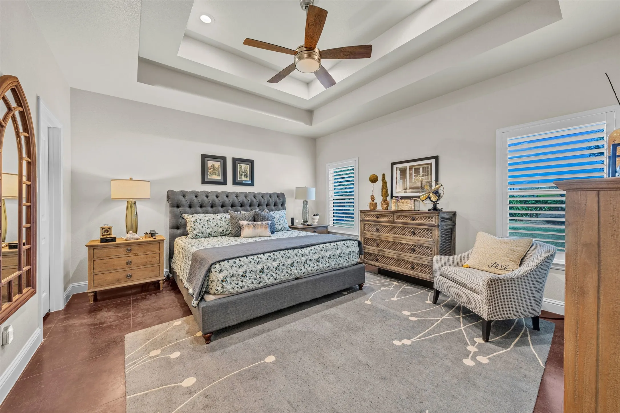 Tray ceiling with recessed lighting and ceiling fan