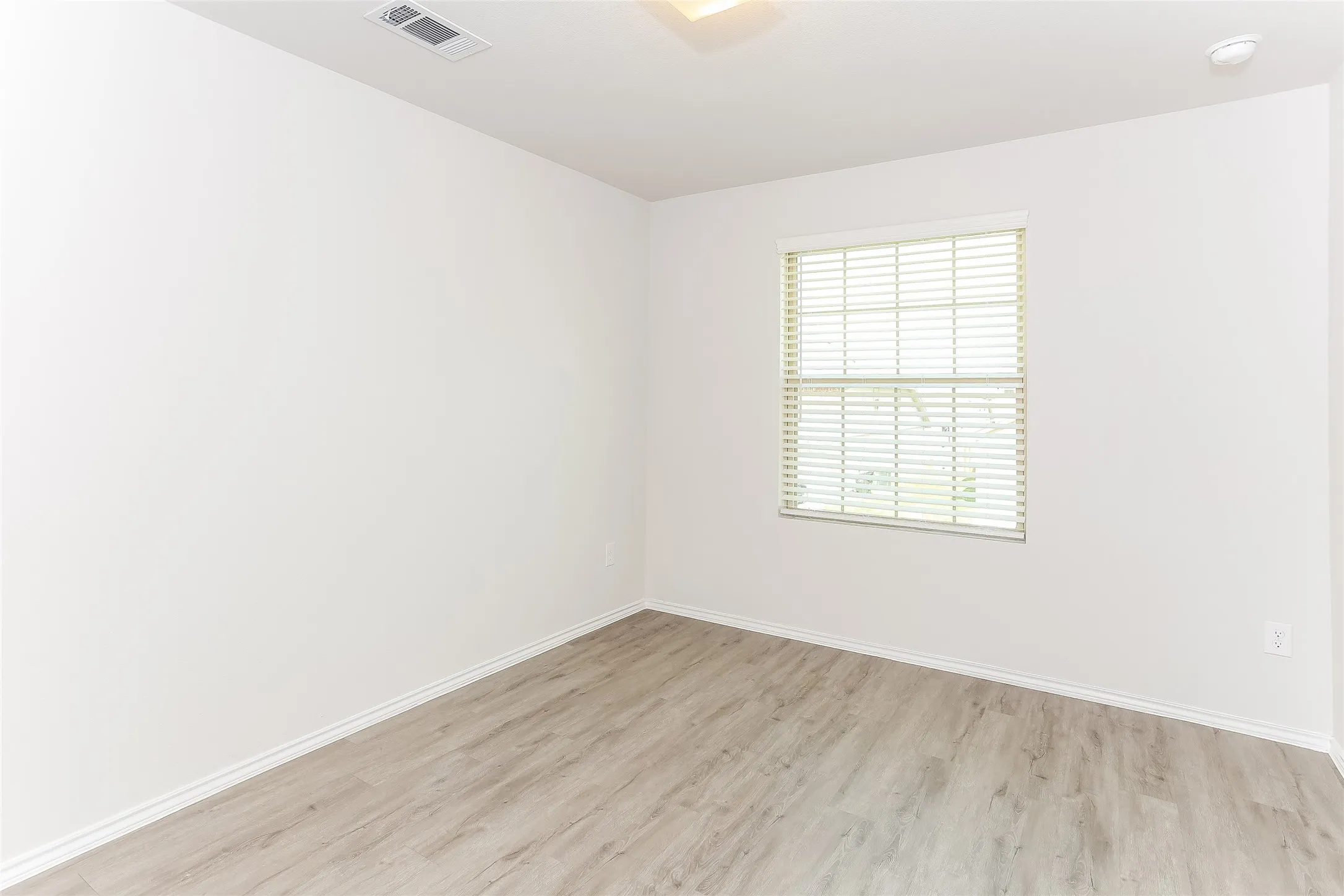 Single Family Residence For Rent in Tarrant County , 8212 Sycamore Brook Drive, Fort Worth, Texas 76123, 4 Bedroom, 3 Bathroom, 2 Garage spaces, 1,947 Sqft, built in 2022, mls#21388213, Real Estate Agent in Fort Worth, Homes For Rent in Tarrant county, Homes For Rent in Fort Worth, Realtor in Fort Worth Texas, Real Estate Brokerage Independent Realty Texas, Luminita Cordes Realtor