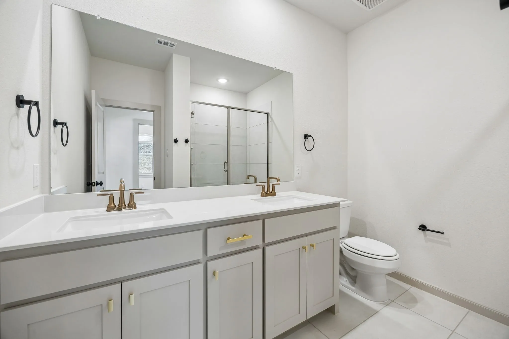 Friends and family will feel right at home in any of the beautifully finished guest baths in our Giselle plan.