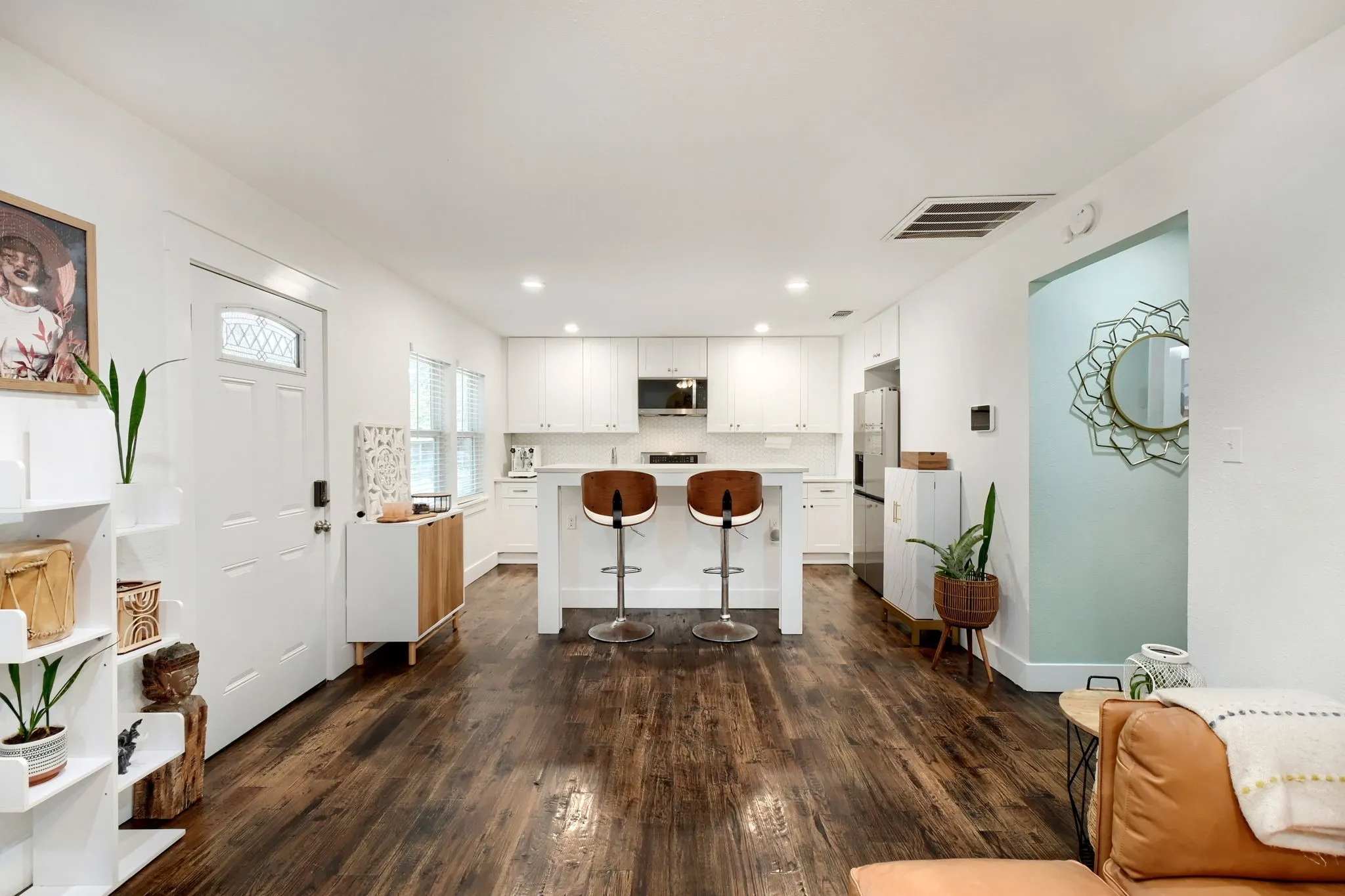 Single Family Residence For Rent in Dallas County , 818 N Windomere Avenue, Dallas, Texas 75208, 2 Bedroom, 1 Bathroom, Garage spaces, 915 Sqft, built in 1921, mls#21388230, Real Estate Agent in Dallas, Homes For Rent in Dallas county, Homes For Rent in Dallas, Realtor in Dallas Texas, Real Estate Brokerage Independent Realty Texas, Luminita Cordes Realtor