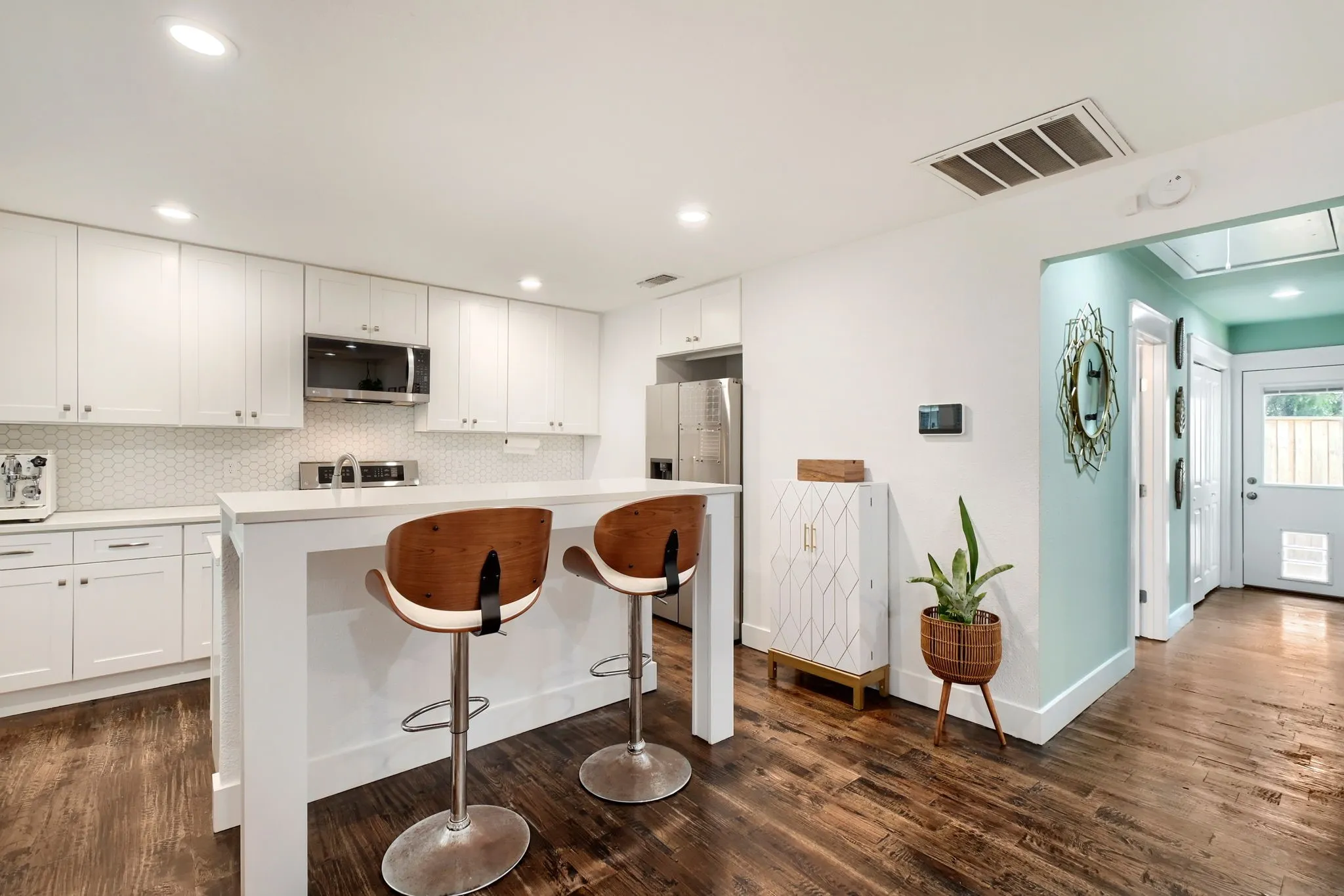 Single Family Residence For Rent in Dallas County , 818 N Windomere Avenue, Dallas, Texas 75208, 2 Bedroom, 1 Bathroom, Garage spaces, 915 Sqft, built in 1921, mls#21388230, Real Estate Agent in Dallas, Homes For Rent in Dallas county, Homes For Rent in Dallas, Realtor in Dallas Texas, Real Estate Brokerage Independent Realty Texas, Luminita Cordes Realtor