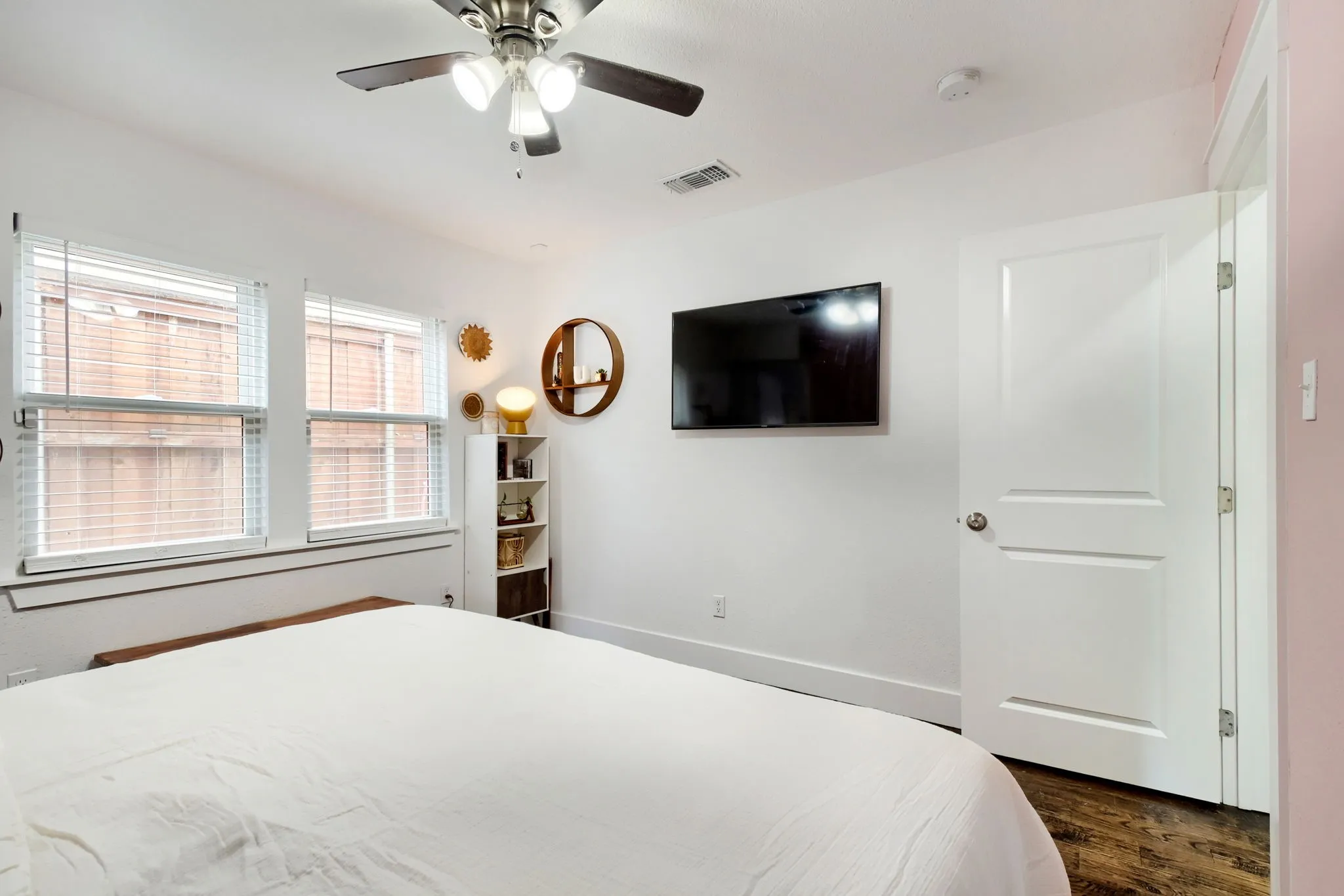 Single Family Residence For Rent in Dallas County , 818 N Windomere Avenue, Dallas, Texas 75208, 2 Bedroom, 1 Bathroom, Garage spaces, 915 Sqft, built in 1921, mls#21388230, Real Estate Agent in Dallas, Homes For Rent in Dallas county, Homes For Rent in Dallas, Realtor in Dallas Texas, Real Estate Brokerage Independent Realty Texas, Luminita Cordes Realtor