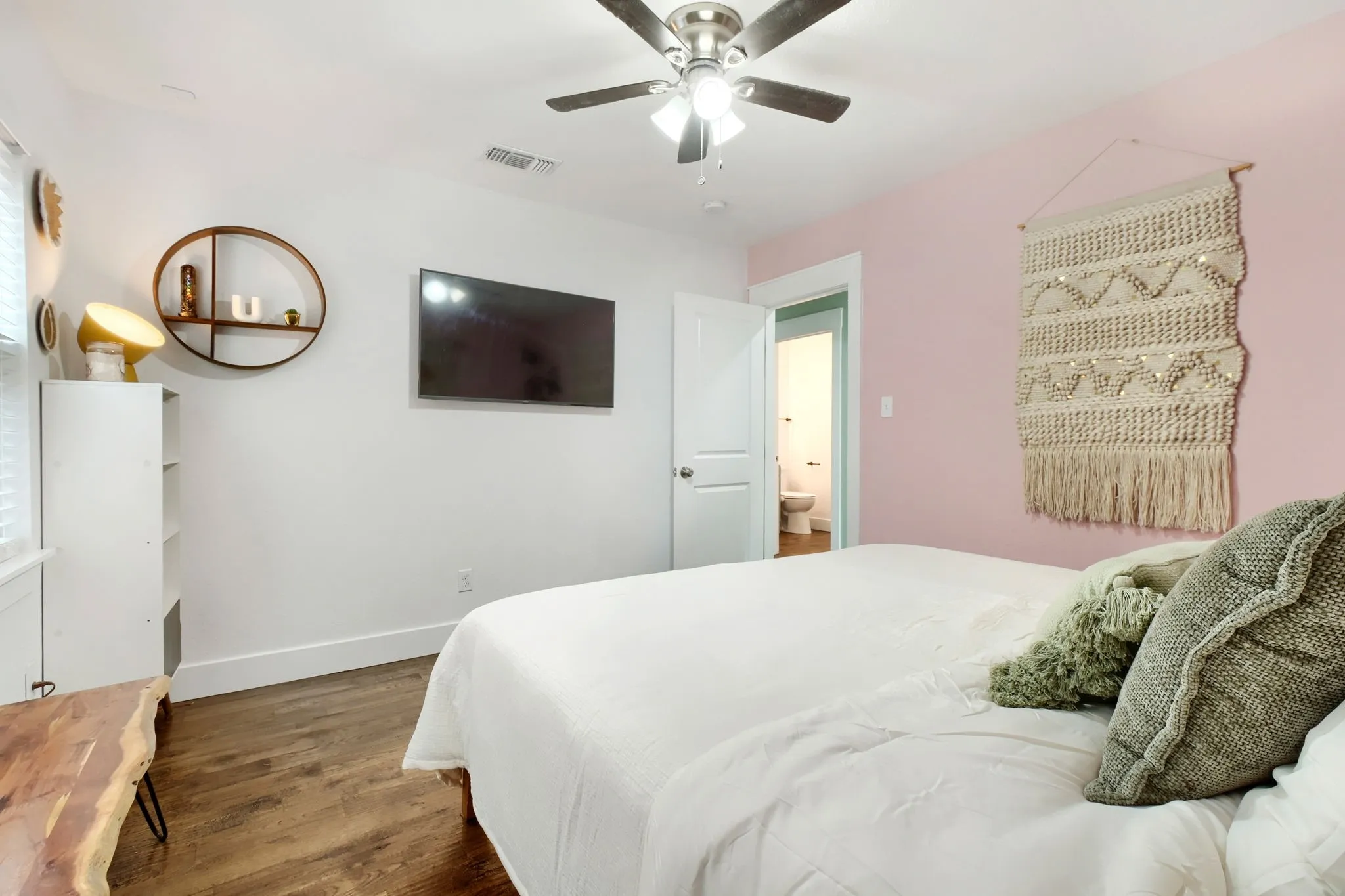 Single Family Residence For Rent in Dallas County , 818 N Windomere Avenue, Dallas, Texas 75208, 2 Bedroom, 1 Bathroom, Garage spaces, 915 Sqft, built in 1921, mls#21388230, Real Estate Agent in Dallas, Homes For Rent in Dallas county, Homes For Rent in Dallas, Realtor in Dallas Texas, Real Estate Brokerage Independent Realty Texas, Luminita Cordes Realtor