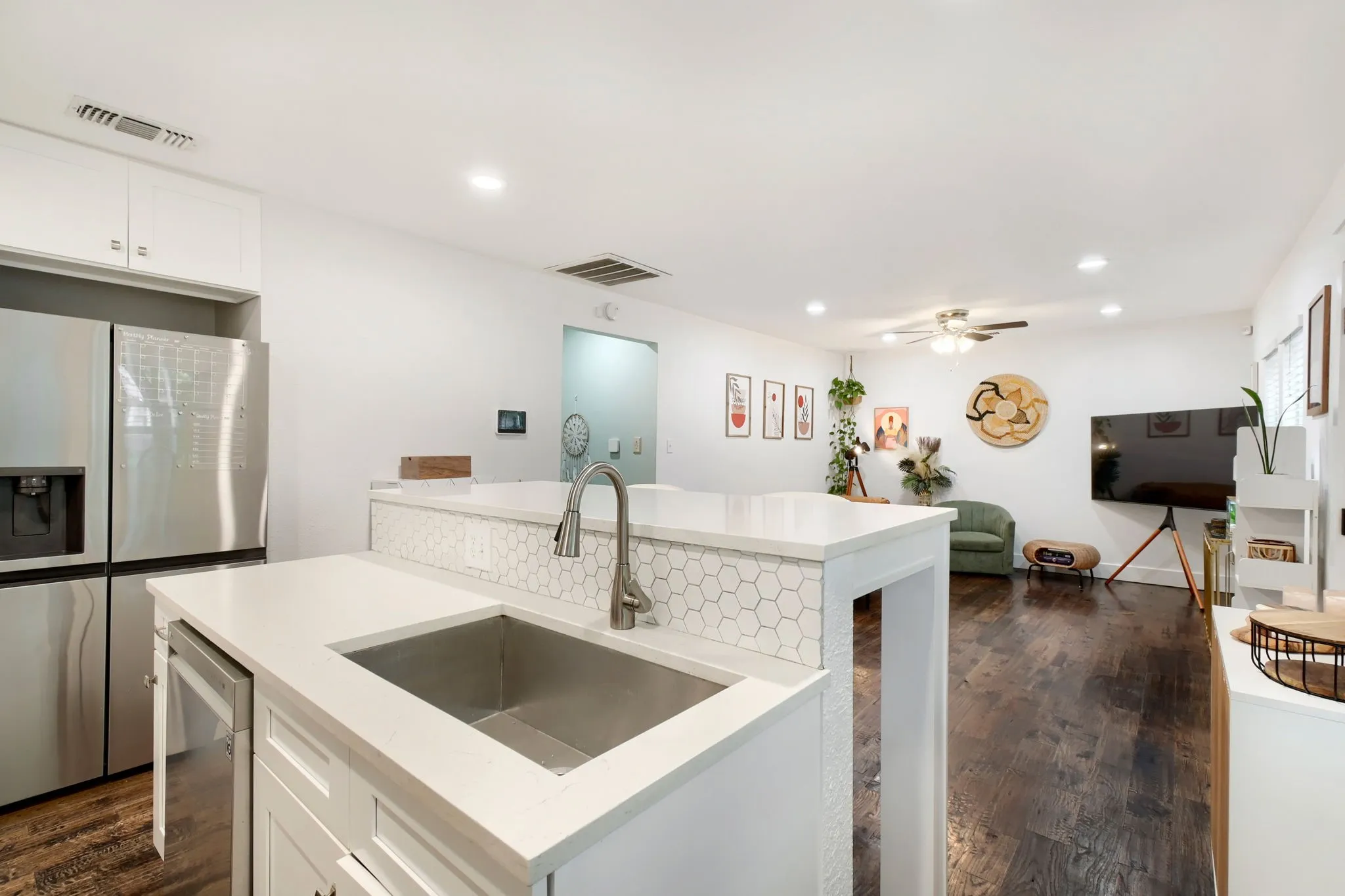 Single Family Residence For Rent in Dallas County , 818 N Windomere Avenue, Dallas, Texas 75208, 2 Bedroom, 1 Bathroom, Garage spaces, 915 Sqft, built in 1921, mls#21388230, Real Estate Agent in Dallas, Homes For Rent in Dallas county, Homes For Rent in Dallas, Realtor in Dallas Texas, Real Estate Brokerage Independent Realty Texas, Luminita Cordes Realtor