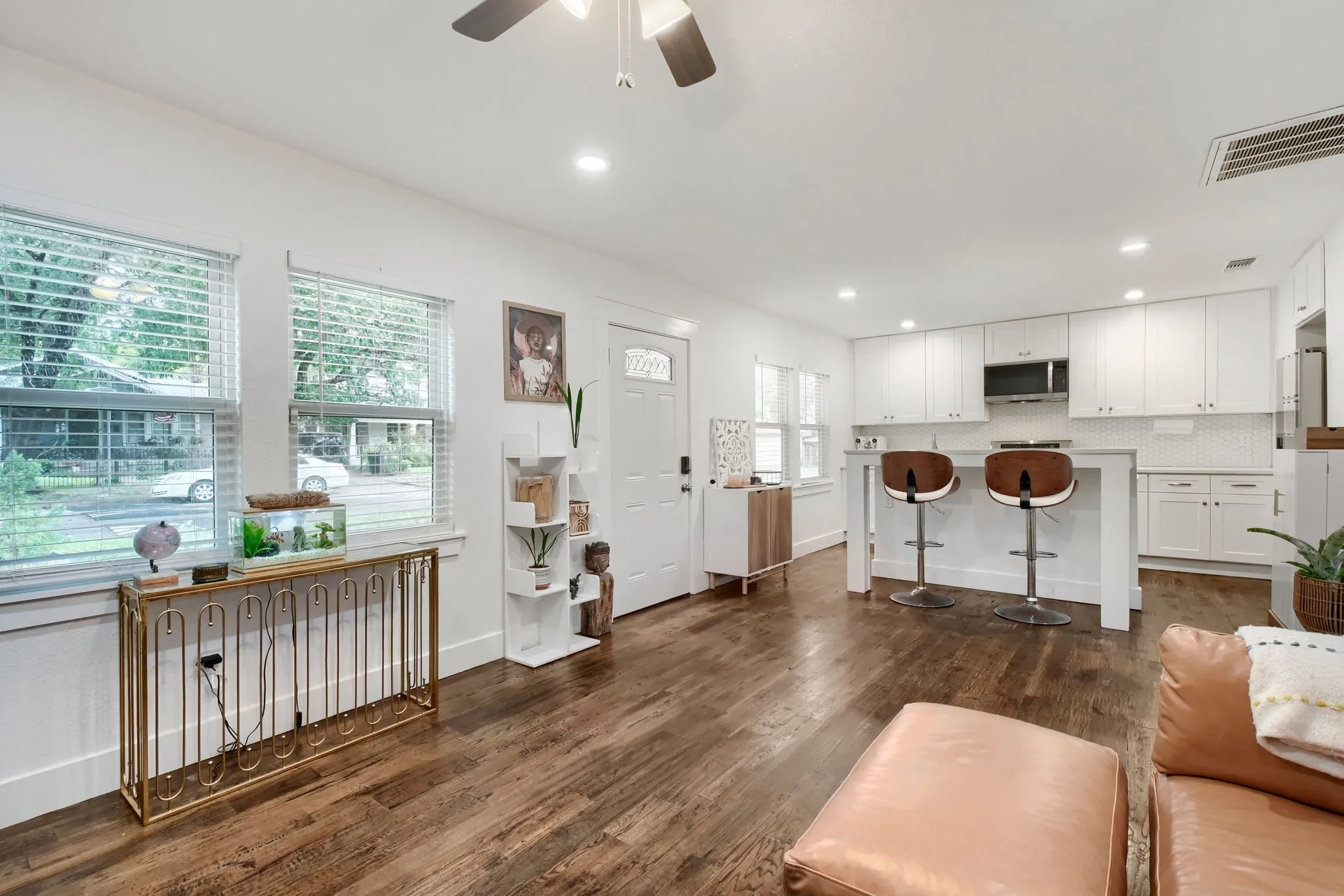 Single Family Residence For Rent in Dallas County , 818 N Windomere Avenue, Dallas, Texas 75208, 2 Bedroom, 1 Bathroom, Garage spaces, 915 Sqft, built in 1921, mls#21388230, Real Estate Agent in Dallas, Homes For Rent in Dallas county, Homes For Rent in Dallas, Realtor in Dallas Texas, Real Estate Brokerage Independent Realty Texas, Luminita Cordes Realtor