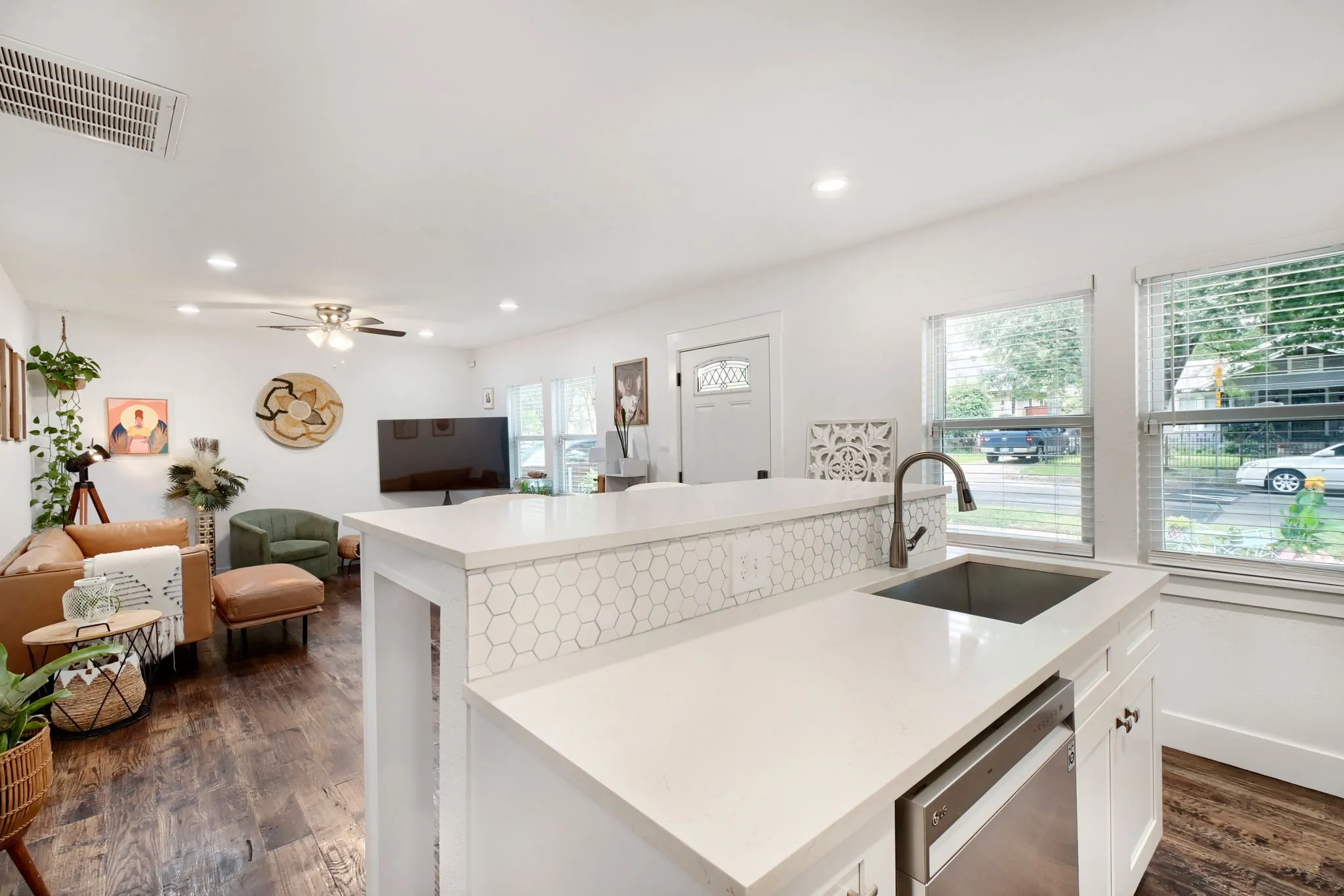 Single Family Residence For Rent in Dallas County , 818 N Windomere Avenue, Dallas, Texas 75208, 2 Bedroom, 1 Bathroom, Garage spaces, 915 Sqft, built in 1921, mls#21388230, Real Estate Agent in Dallas, Homes For Rent in Dallas county, Homes For Rent in Dallas, Realtor in Dallas Texas, Real Estate Brokerage Independent Realty Texas, Luminita Cordes Realtor