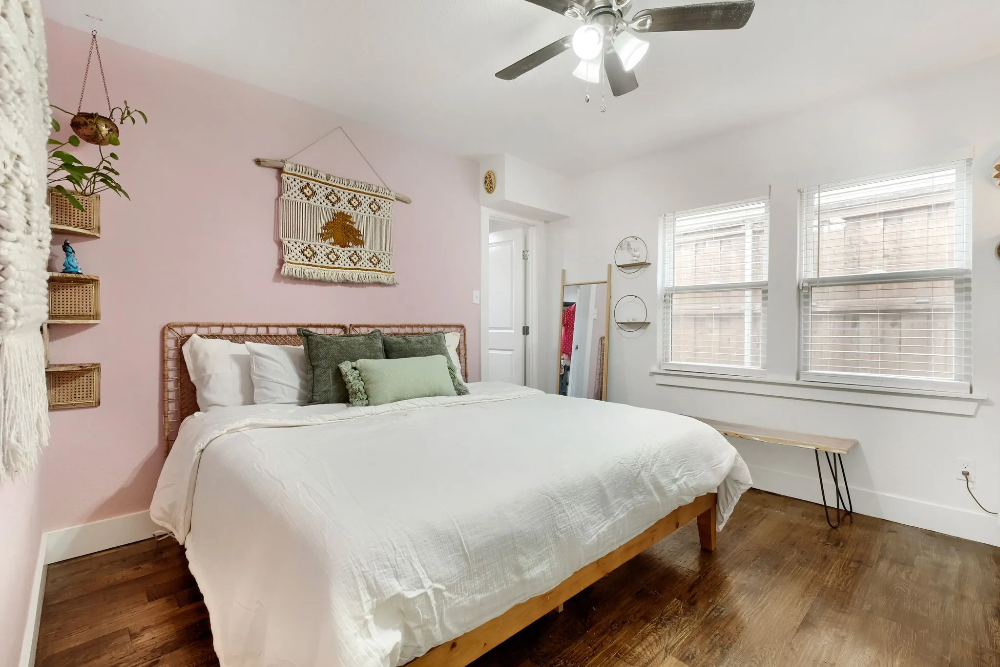 Single Family Residence For Rent in Dallas County , 818 N Windomere Avenue, Dallas, Texas 75208, 2 Bedroom, 1 Bathroom, Garage spaces, 915 Sqft, built in 1921, mls#21388230, Real Estate Agent in Dallas, Homes For Rent in Dallas county, Homes For Rent in Dallas, Realtor in Dallas Texas, Real Estate Brokerage Independent Realty Texas, Luminita Cordes Realtor