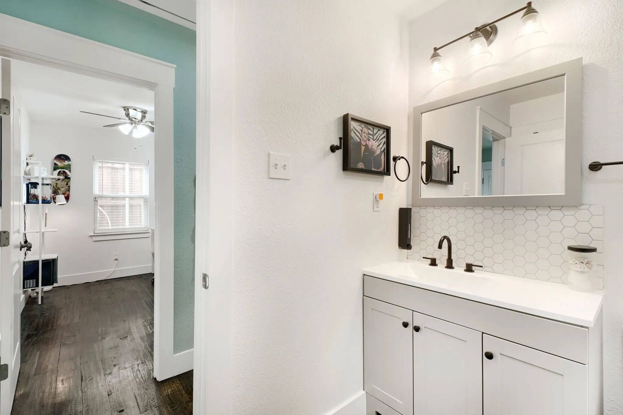 Single Family Residence For Rent in Dallas County , 818 N Windomere Avenue, Dallas, Texas 75208, 2 Bedroom, 1 Bathroom, Garage spaces, 915 Sqft, built in 1921, mls#21388230, Real Estate Agent in Dallas, Homes For Rent in Dallas county, Homes For Rent in Dallas, Realtor in Dallas Texas, Real Estate Brokerage Independent Realty Texas, Luminita Cordes Realtor