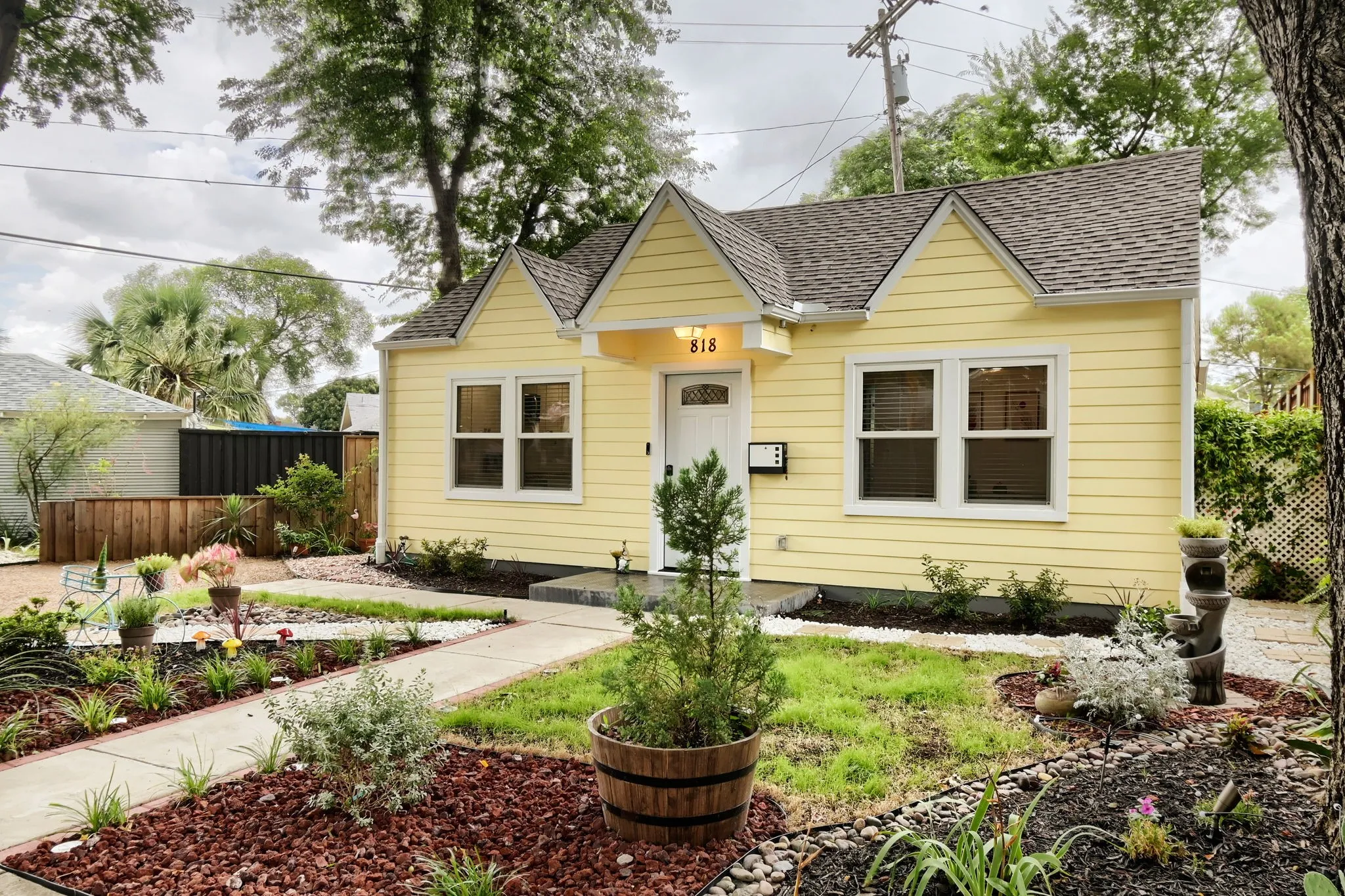 Single Family Residence For Rent in Dallas County , 818 N Windomere Avenue, Dallas, Texas 75208, 2 Bedroom, 1 Bathroom, Garage spaces, 915 Sqft, built in 1921, mls#21388230, Real Estate Agent in Dallas, Homes For Rent in Dallas county, Homes For Rent in Dallas, Realtor in Dallas Texas, Real Estate Brokerage Independent Realty Texas, Luminita Cordes Realtor