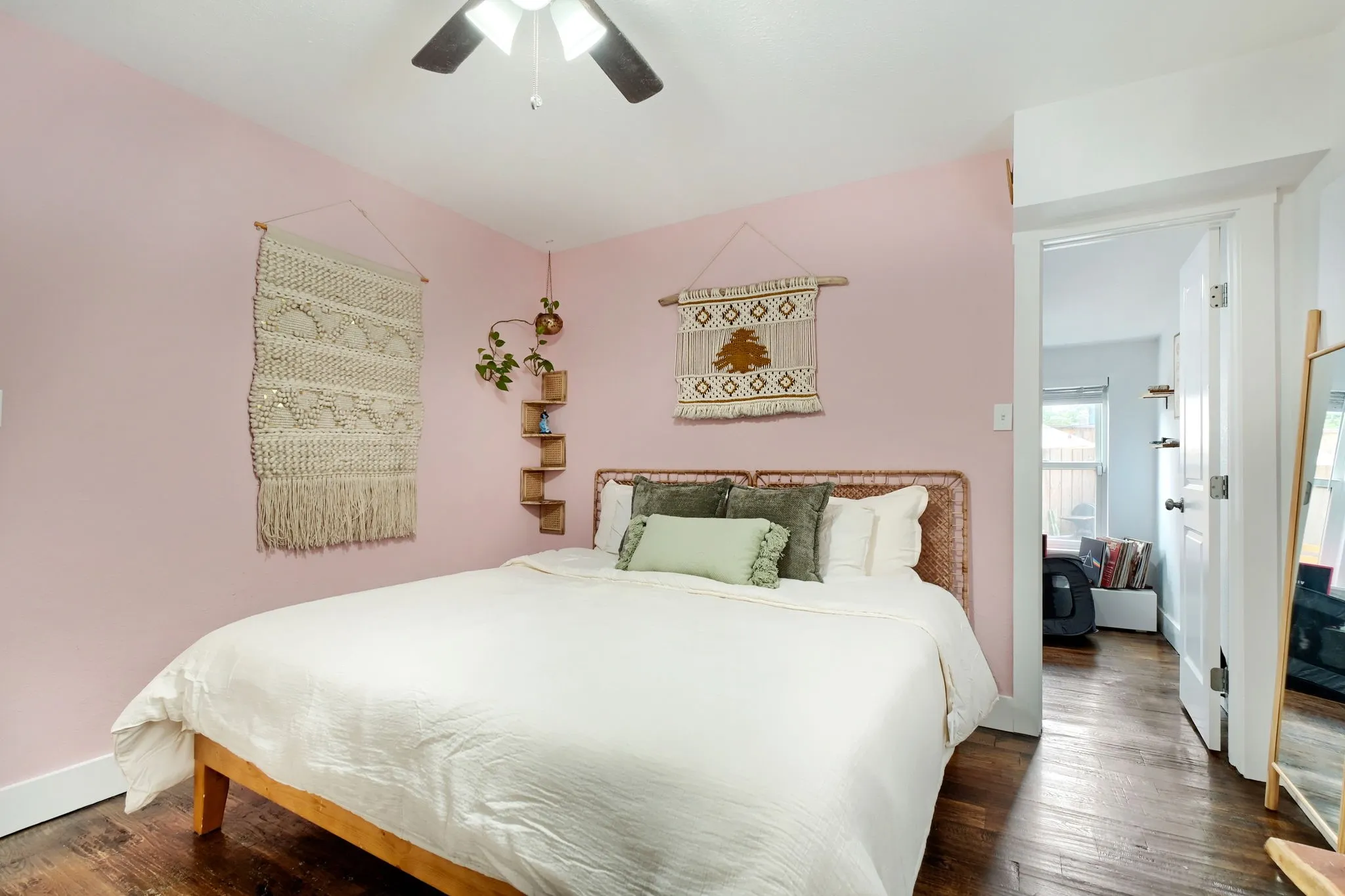 Single Family Residence For Rent in Dallas County , 818 N Windomere Avenue, Dallas, Texas 75208, 2 Bedroom, 1 Bathroom, Garage spaces, 915 Sqft, built in 1921, mls#21388230, Real Estate Agent in Dallas, Homes For Rent in Dallas county, Homes For Rent in Dallas, Realtor in Dallas Texas, Real Estate Brokerage Independent Realty Texas, Luminita Cordes Realtor