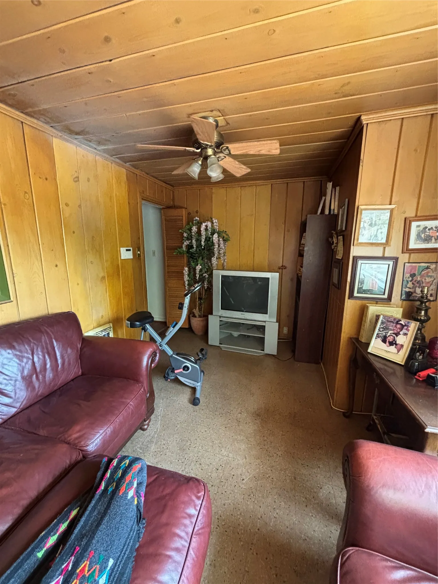 Single Family Residence For Sale in Dallas County , 1520 Sutter Street, Dallas, Texas 75216, 3 Bedroom, 2 Bathroom, 2 Garage spaces, 1,423 Sqft, built in 1950, mls#21388210, Real Estate Agent in Dallas, Homes For Sale in Dallas county, Homes For Sale in Dallas, Realtor in Dallas Texas, Real Estate Brokerage Independent Realty Texas, Luminita Cordes Realtor