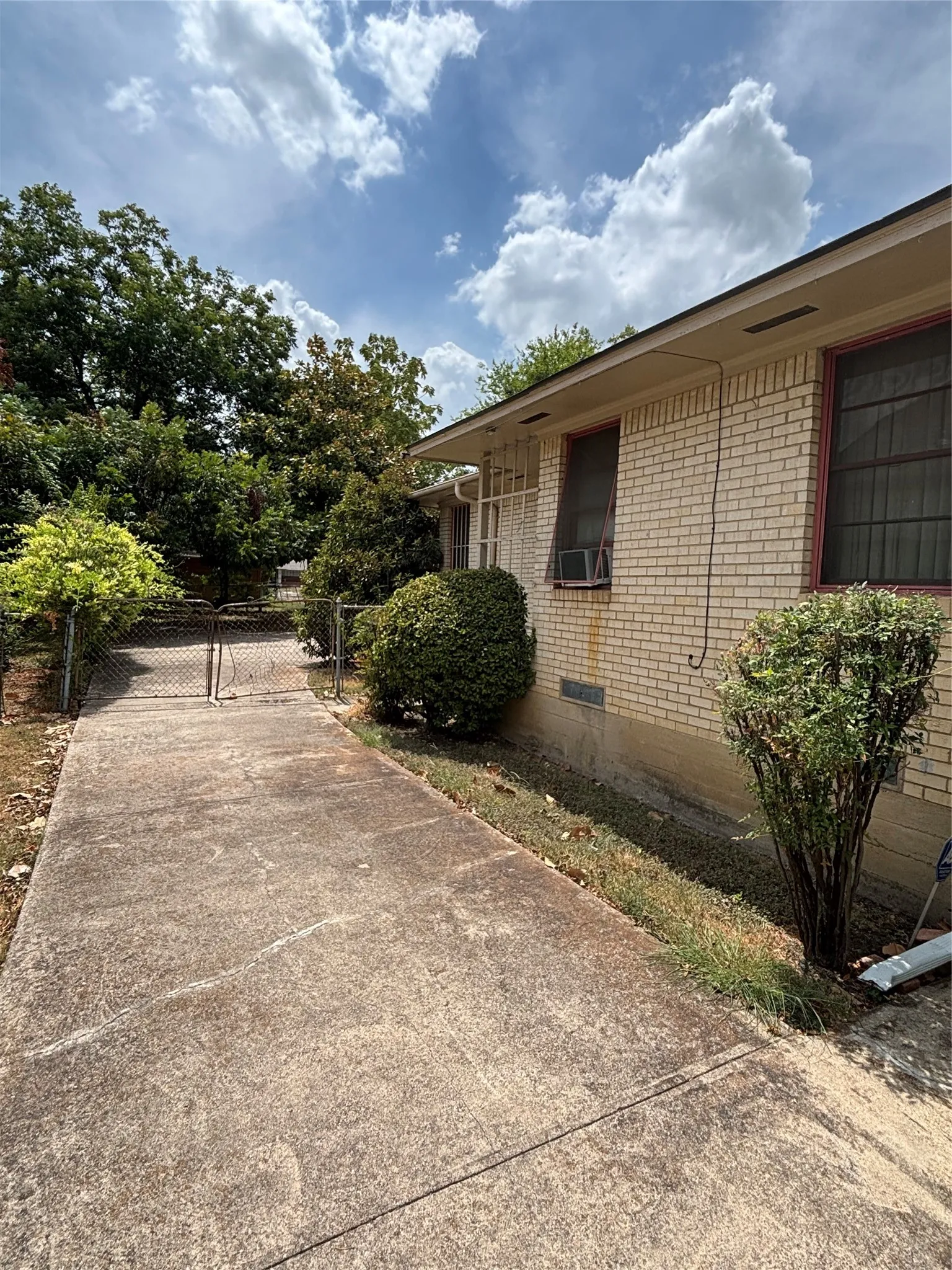 Single Family Residence For Sale in Dallas County , 1520 Sutter Street, Dallas, Texas 75216, 3 Bedroom, 2 Bathroom, 2 Garage spaces, 1,423 Sqft, built in 1950, mls#21388210, Real Estate Agent in Dallas, Homes For Sale in Dallas county, Homes For Sale in Dallas, Realtor in Dallas Texas, Real Estate Brokerage Independent Realty Texas, Luminita Cordes Realtor