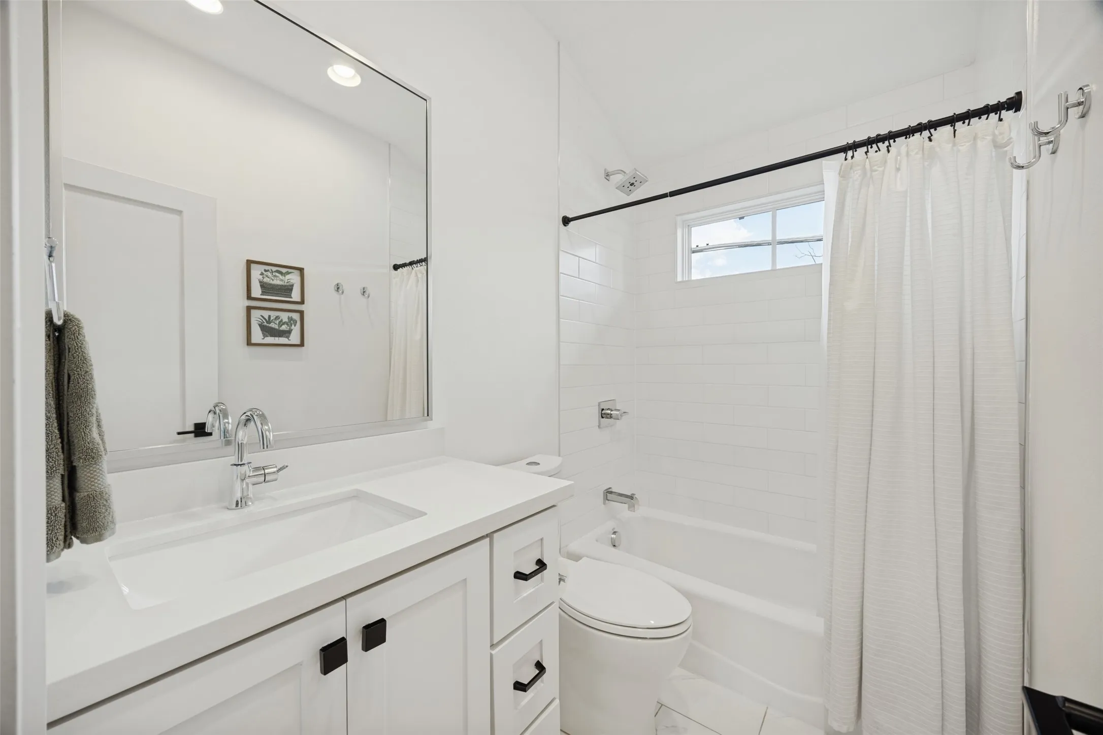 Single Family Residence For Sale in Dallas County , 8600 Forest Hills Boulevard, Dallas, Texas 75218, 3 Bedroom, 3 Bathroom, 2 Garage spaces, 2,564 Sqft, built in 2020, mls#21386519, Real Estate Agent in Dallas, Homes For Sale in Dallas county, Homes For Sale in Dallas, Realtor in Dallas Texas, Real Estate Brokerage Independent Realty Texas, Luminita Cordes Realtor