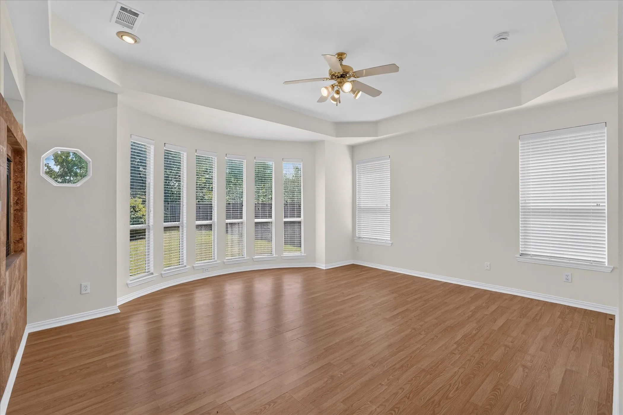 Single Family Residence For Rent in Dallas County , 10302 Fairway Vista Drive, Rowlett, Texas 75089, 5 Bedroom, 4 Bathroom, 2 Garage spaces, 3,814 Sqft, built in 2003, mls#21388244, Real Estate Agent in Rowlett, Homes For Rent in Dallas county, Homes For Rent in Rowlett, Realtor in Rowlett Texas, Real Estate Brokerage Independent Realty Texas, Luminita Cordes Realtor