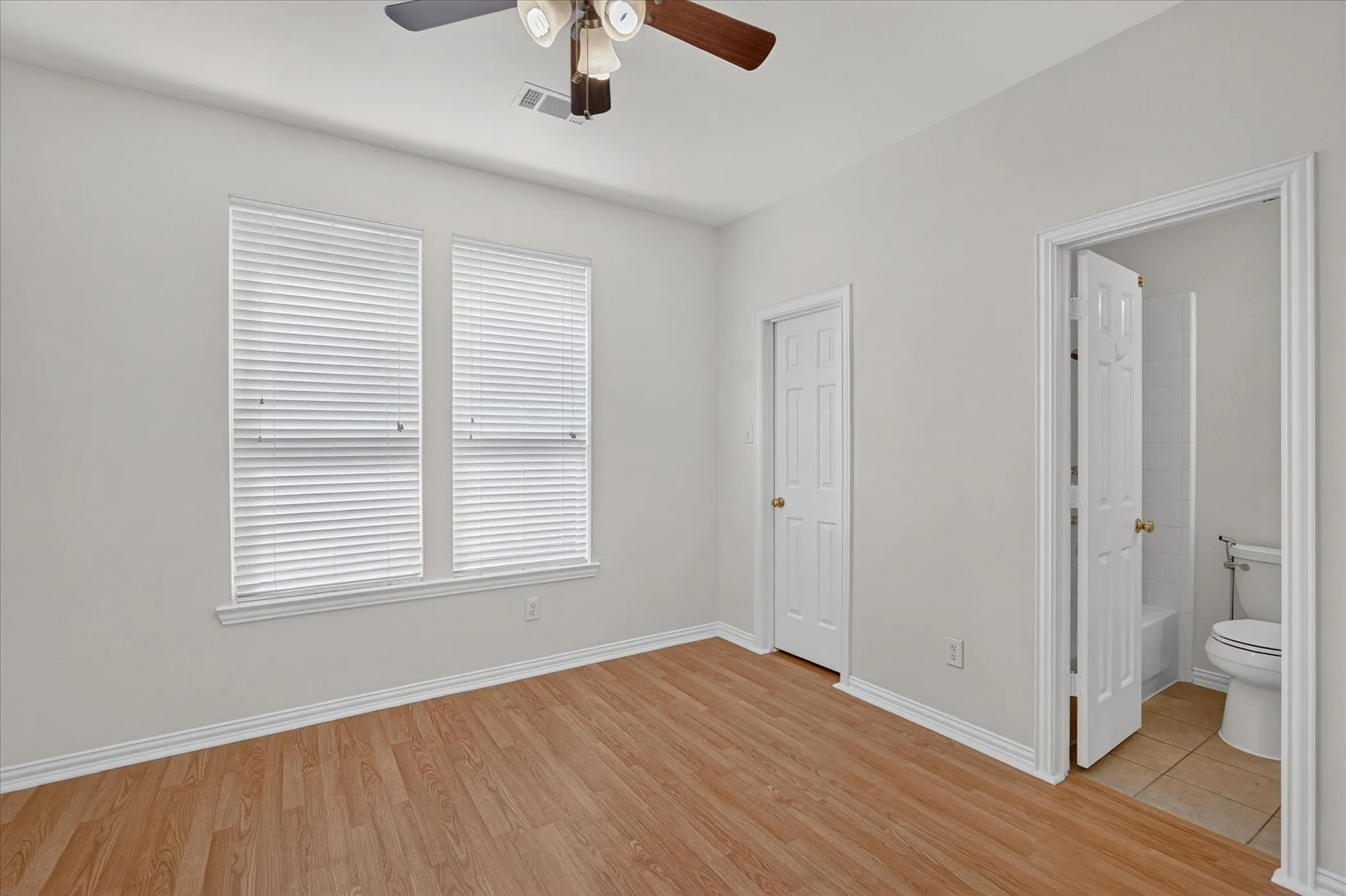 Single Family Residence For Rent in Dallas County , 10302 Fairway Vista Drive, Rowlett, Texas 75089, 5 Bedroom, 4 Bathroom, 2 Garage spaces, 3,814 Sqft, built in 2003, mls#21388244, Real Estate Agent in Rowlett, Homes For Rent in Dallas county, Homes For Rent in Rowlett, Realtor in Rowlett Texas, Real Estate Brokerage Independent Realty Texas, Luminita Cordes Realtor