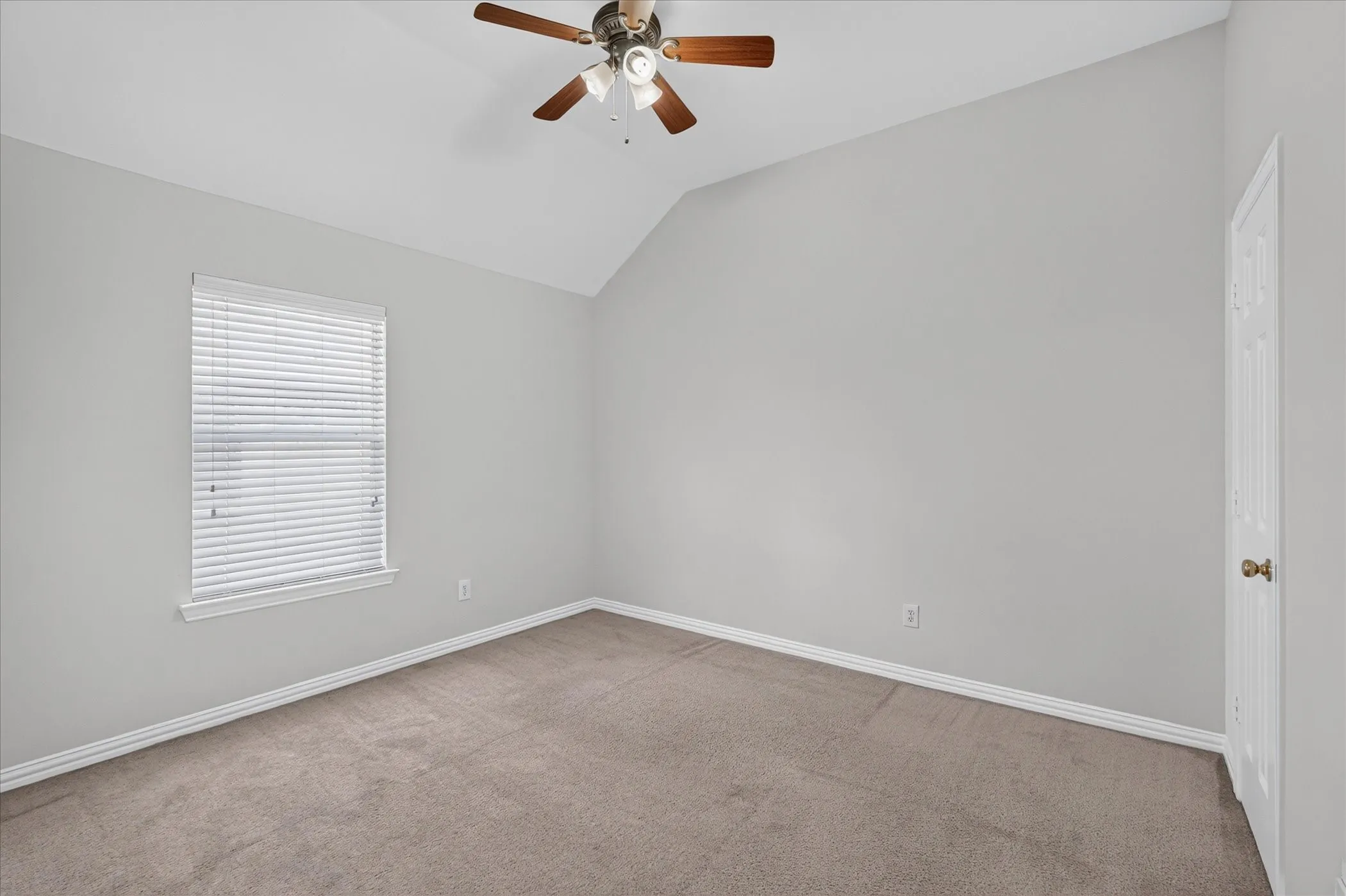 Single Family Residence For Rent in Dallas County , 10302 Fairway Vista Drive, Rowlett, Texas 75089, 5 Bedroom, 4 Bathroom, 2 Garage spaces, 3,814 Sqft, built in 2003, mls#21388244, Real Estate Agent in Rowlett, Homes For Rent in Dallas county, Homes For Rent in Rowlett, Realtor in Rowlett Texas, Real Estate Brokerage Independent Realty Texas, Luminita Cordes Realtor