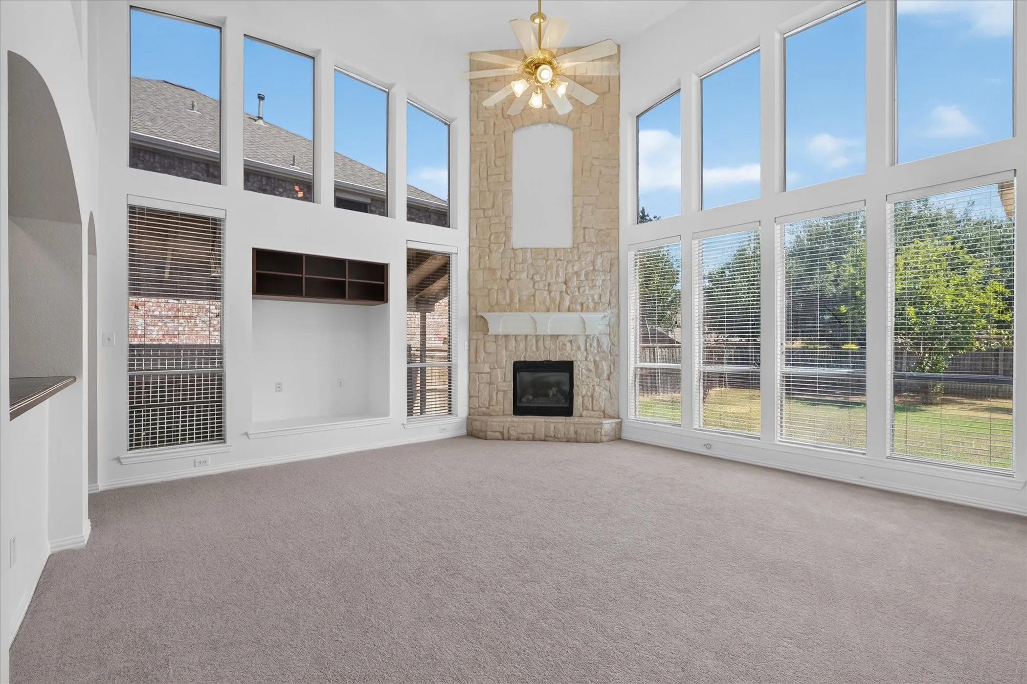 Single Family Residence For Rent in Dallas County , 10302 Fairway Vista Drive, Rowlett, Texas 75089, 5 Bedroom, 4 Bathroom, 2 Garage spaces, 3,814 Sqft, built in 2003, mls#21388244, Real Estate Agent in Rowlett, Homes For Rent in Dallas county, Homes For Rent in Rowlett, Realtor in Rowlett Texas, Real Estate Brokerage Independent Realty Texas, Luminita Cordes Realtor
