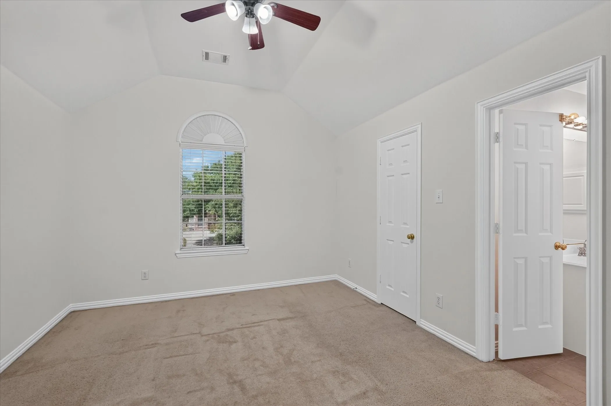 Single Family Residence For Rent in Dallas County , 10302 Fairway Vista Drive, Rowlett, Texas 75089, 5 Bedroom, 4 Bathroom, 2 Garage spaces, 3,814 Sqft, built in 2003, mls#21388244, Real Estate Agent in Rowlett, Homes For Rent in Dallas county, Homes For Rent in Rowlett, Realtor in Rowlett Texas, Real Estate Brokerage Independent Realty Texas, Luminita Cordes Realtor