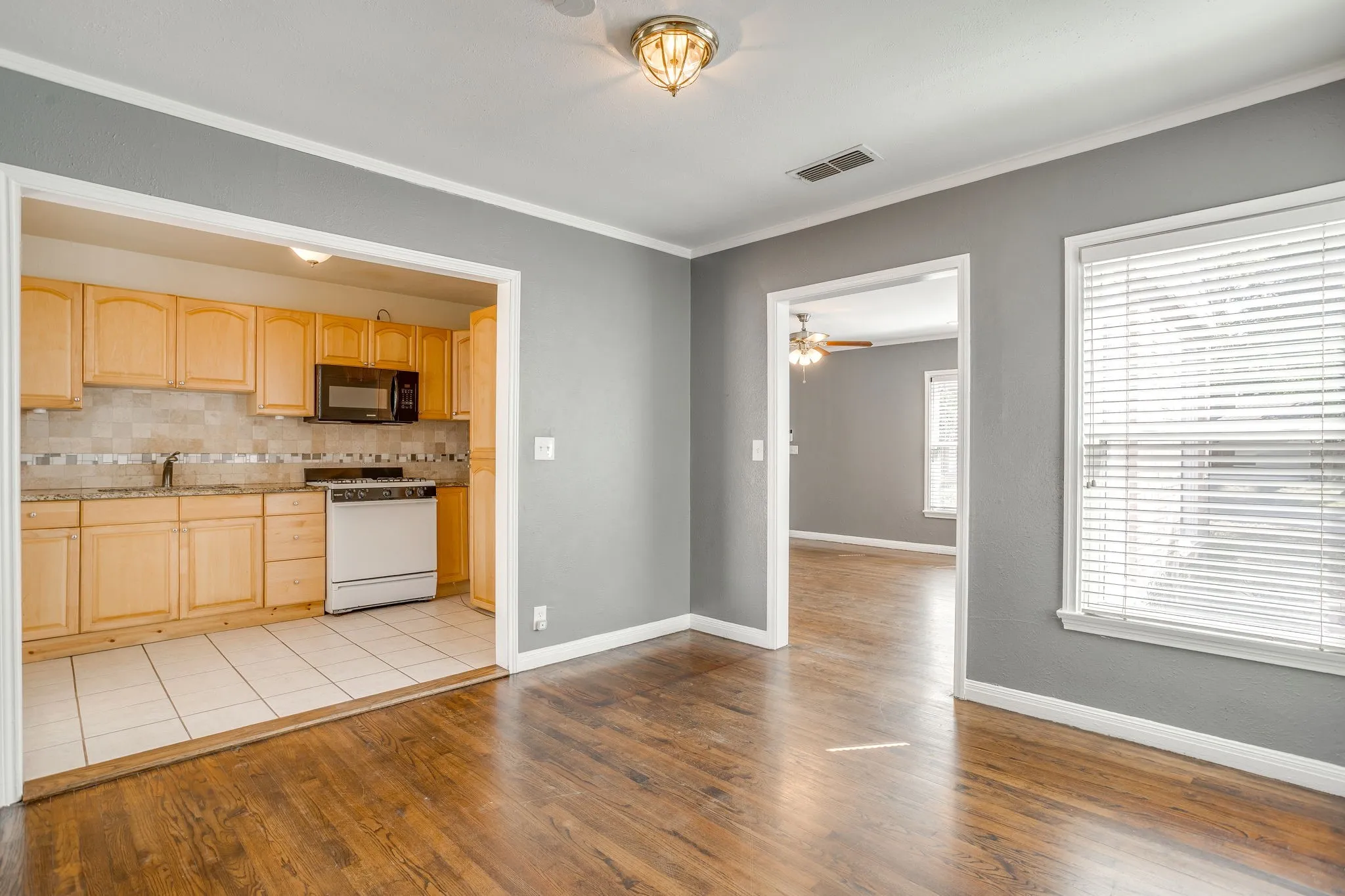 Single Family Residence For Rent in Tarrant County , 6404 Malvey Avenue, Fort Worth, Texas 76116, 2 Bedroom, 1 Bathroom, 1 Garage spaces, 1,022 Sqft, built in 1942, mls#21388101, Real Estate Agent in Fort Worth, Homes For Rent in Tarrant county, Homes For Rent in Fort Worth, Realtor in Fort Worth Texas, Real Estate Brokerage Independent Realty Texas, Luminita Cordes Realtor