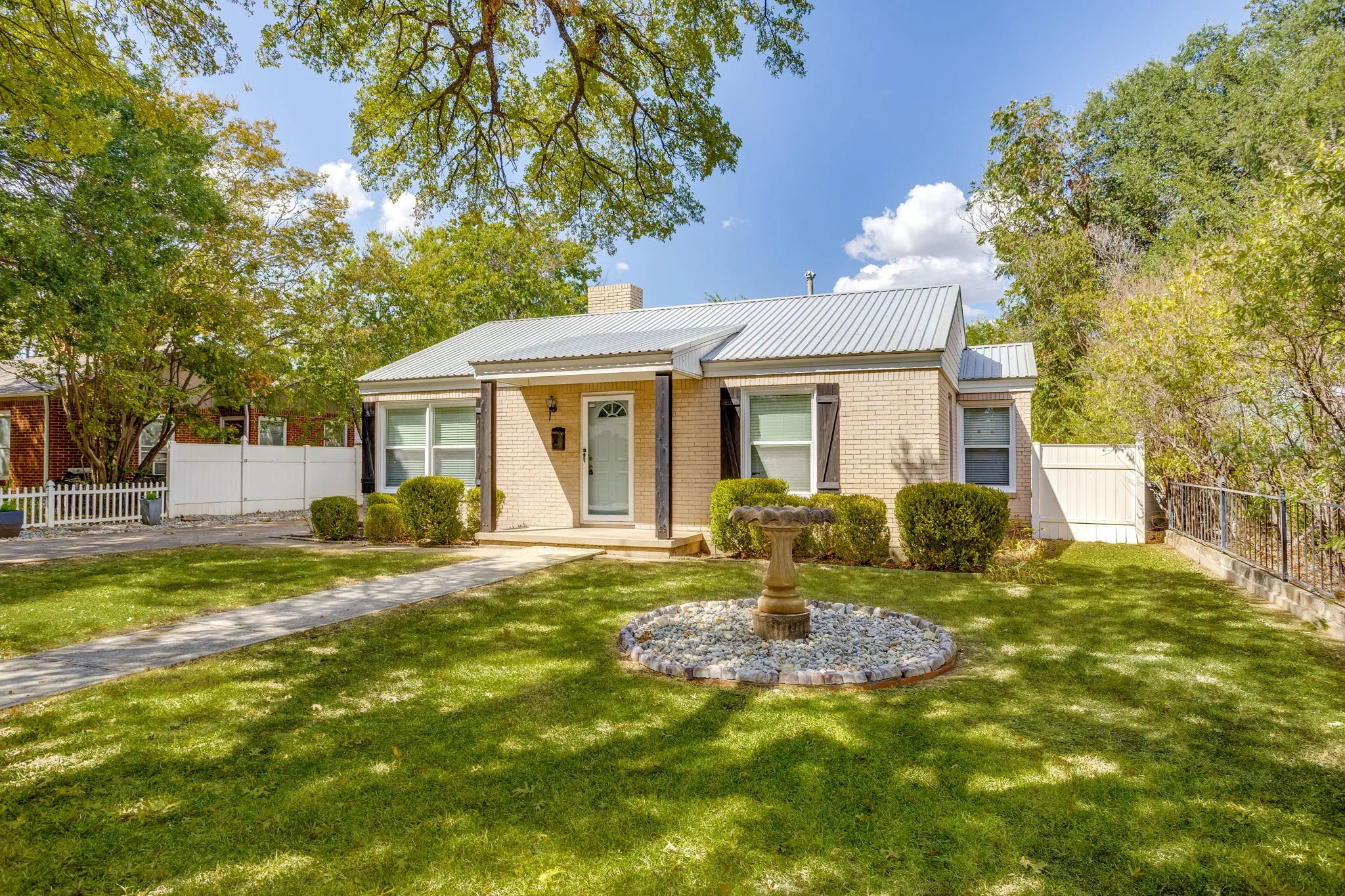 Single Family Residence For Rent in Tarrant County , 6404 Malvey Avenue, Fort Worth, Texas 76116, 2 Bedroom, 1 Bathroom, 1 Garage spaces, 1,022 Sqft, built in 1942, mls#21388101, Real Estate Agent in Fort Worth, Homes For Rent in Tarrant county, Homes For Rent in Fort Worth, Realtor in Fort Worth Texas, Real Estate Brokerage Independent Realty Texas, Luminita Cordes Realtor