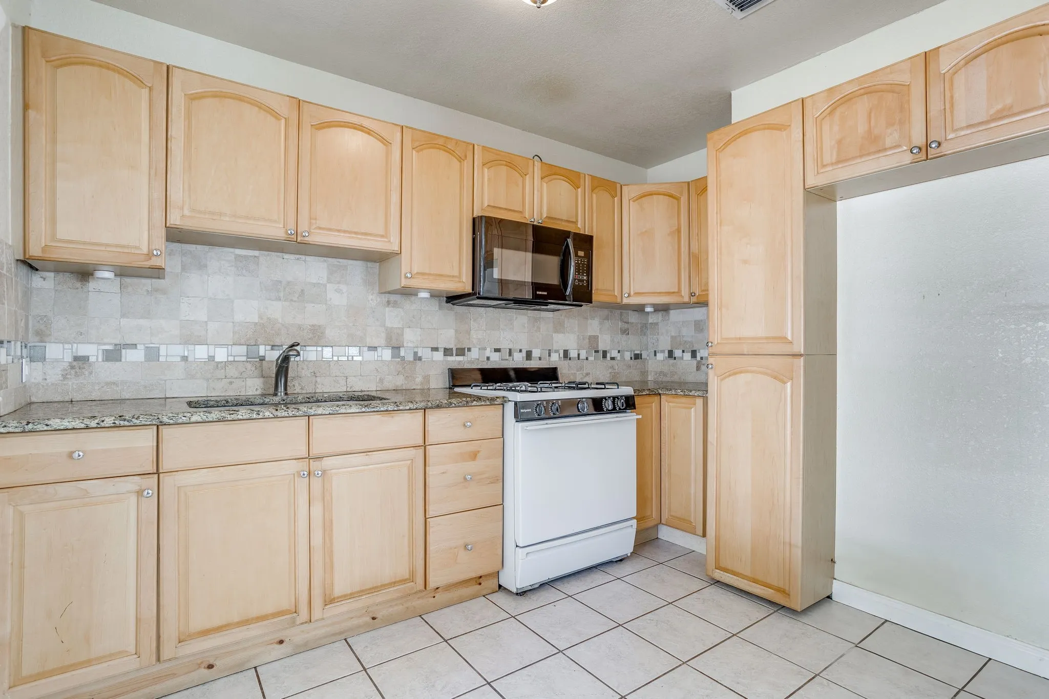 Single Family Residence For Rent in Tarrant County , 6404 Malvey Avenue, Fort Worth, Texas 76116, 2 Bedroom, 1 Bathroom, 1 Garage spaces, 1,022 Sqft, built in 1942, mls#21388101, Real Estate Agent in Fort Worth, Homes For Rent in Tarrant county, Homes For Rent in Fort Worth, Realtor in Fort Worth Texas, Real Estate Brokerage Independent Realty Texas, Luminita Cordes Realtor