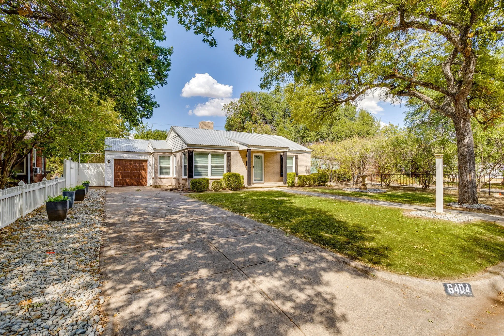 Single Family Residence For Rent in Tarrant County , 6404 Malvey Avenue, Fort Worth, Texas 76116, 2 Bedroom, 1 Bathroom, 1 Garage spaces, 1,022 Sqft, built in 1942, mls#21388101, Real Estate Agent in Fort Worth, Homes For Rent in Tarrant county, Homes For Rent in Fort Worth, Realtor in Fort Worth Texas, Real Estate Brokerage Independent Realty Texas, Luminita Cordes Realtor