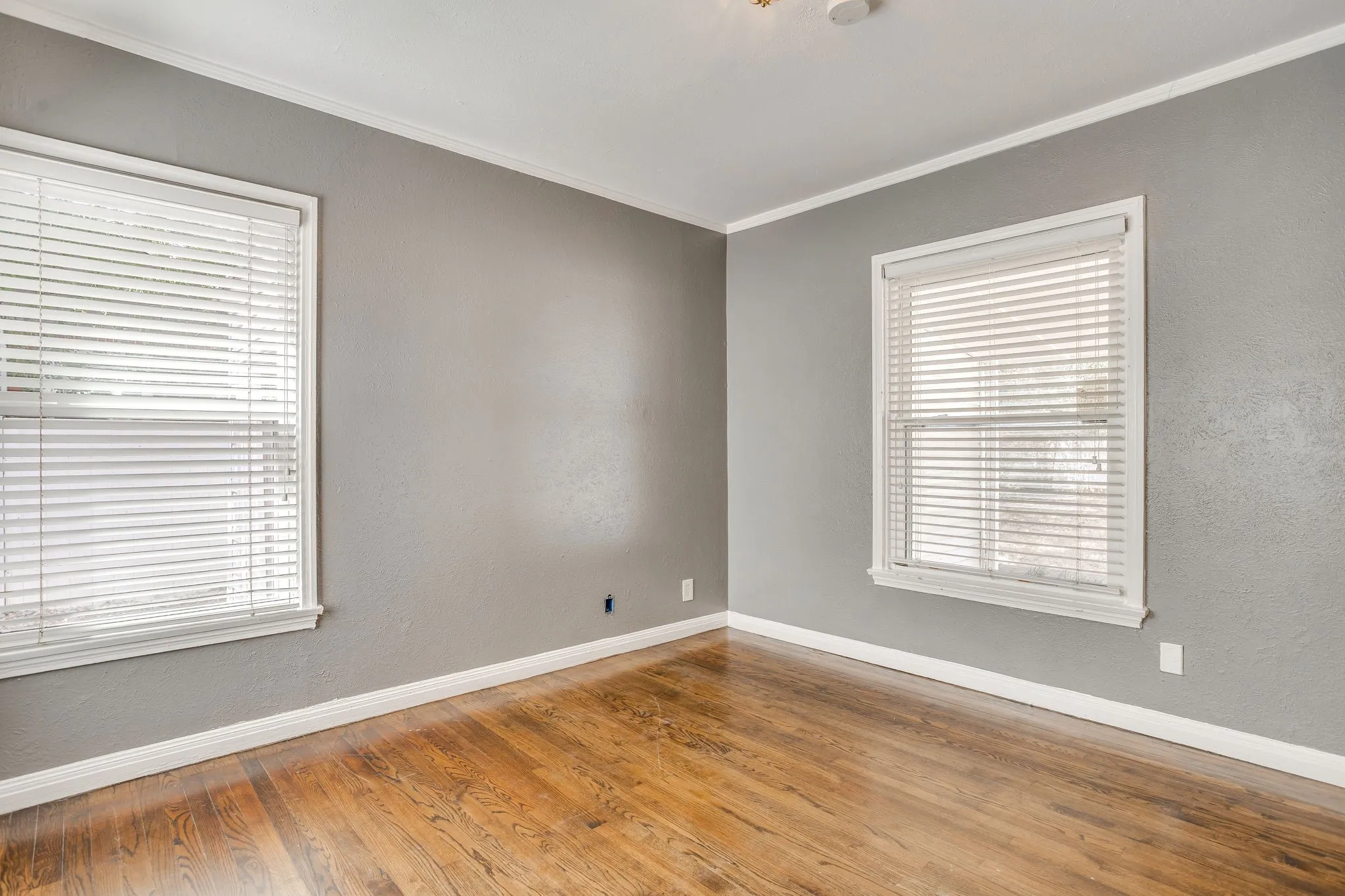 Single Family Residence For Rent in Tarrant County , 6404 Malvey Avenue, Fort Worth, Texas 76116, 2 Bedroom, 1 Bathroom, 1 Garage spaces, 1,022 Sqft, built in 1942, mls#21388101, Real Estate Agent in Fort Worth, Homes For Rent in Tarrant county, Homes For Rent in Fort Worth, Realtor in Fort Worth Texas, Real Estate Brokerage Independent Realty Texas, Luminita Cordes Realtor