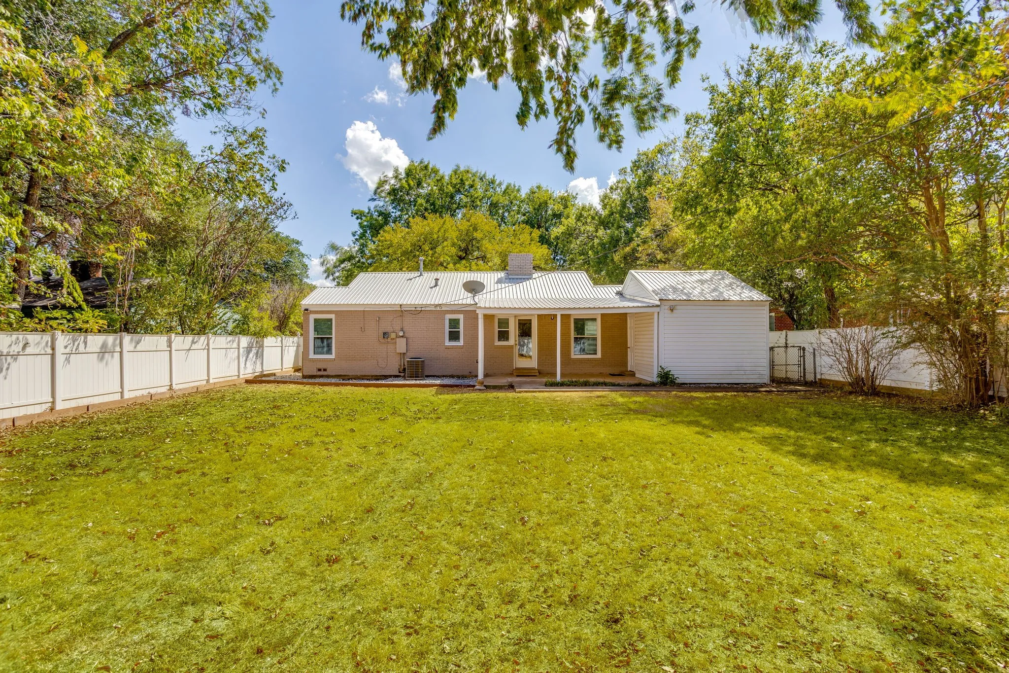 Single Family Residence For Rent in Tarrant County , 6404 Malvey Avenue, Fort Worth, Texas 76116, 2 Bedroom, 1 Bathroom, 1 Garage spaces, 1,022 Sqft, built in 1942, mls#21388101, Real Estate Agent in Fort Worth, Homes For Rent in Tarrant county, Homes For Rent in Fort Worth, Realtor in Fort Worth Texas, Real Estate Brokerage Independent Realty Texas, Luminita Cordes Realtor