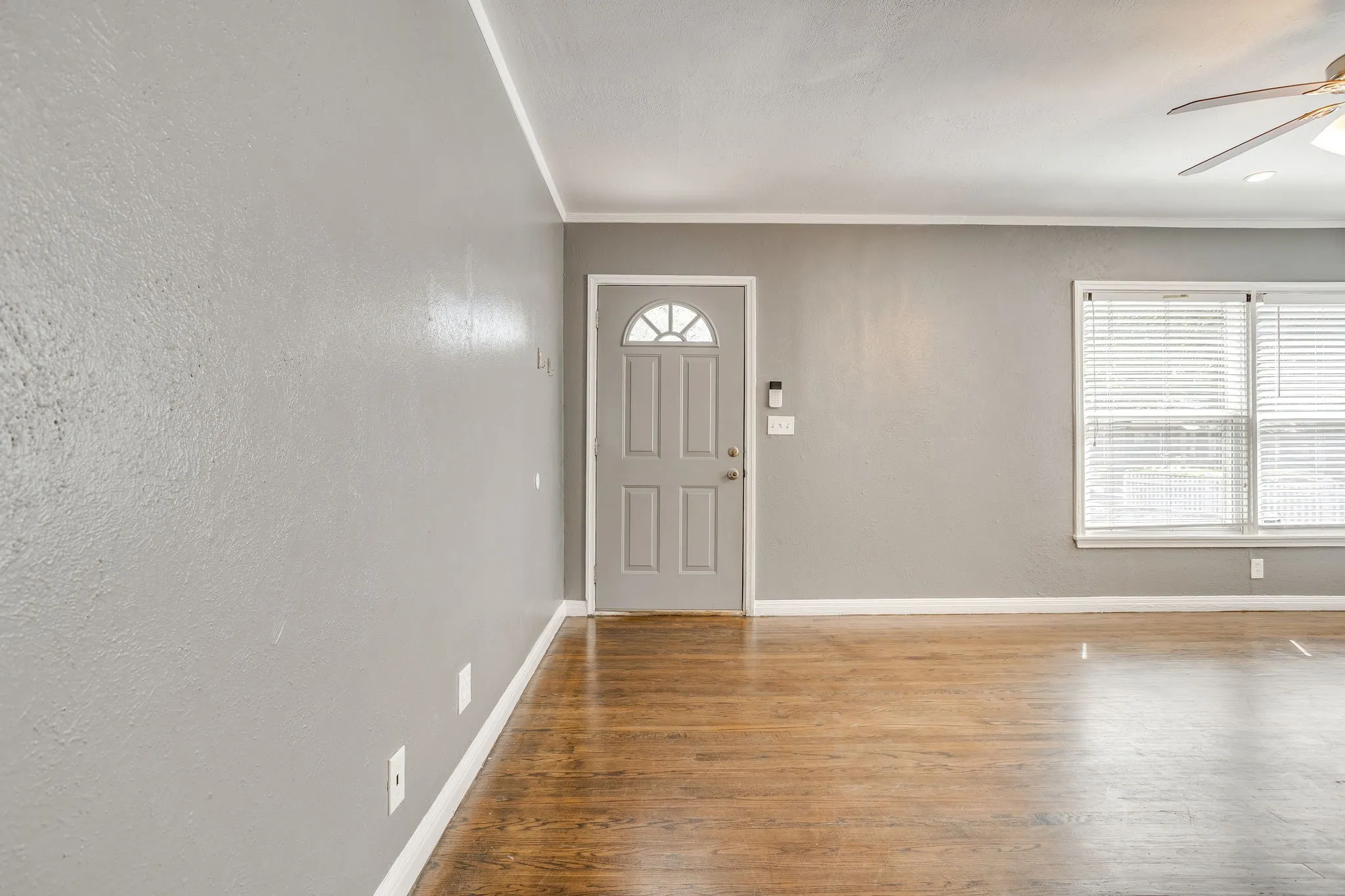 Single Family Residence For Rent in Tarrant County , 6404 Malvey Avenue, Fort Worth, Texas 76116, 2 Bedroom, 1 Bathroom, 1 Garage spaces, 1,022 Sqft, built in 1942, mls#21388101, Real Estate Agent in Fort Worth, Homes For Rent in Tarrant county, Homes For Rent in Fort Worth, Realtor in Fort Worth Texas, Real Estate Brokerage Independent Realty Texas, Luminita Cordes Realtor