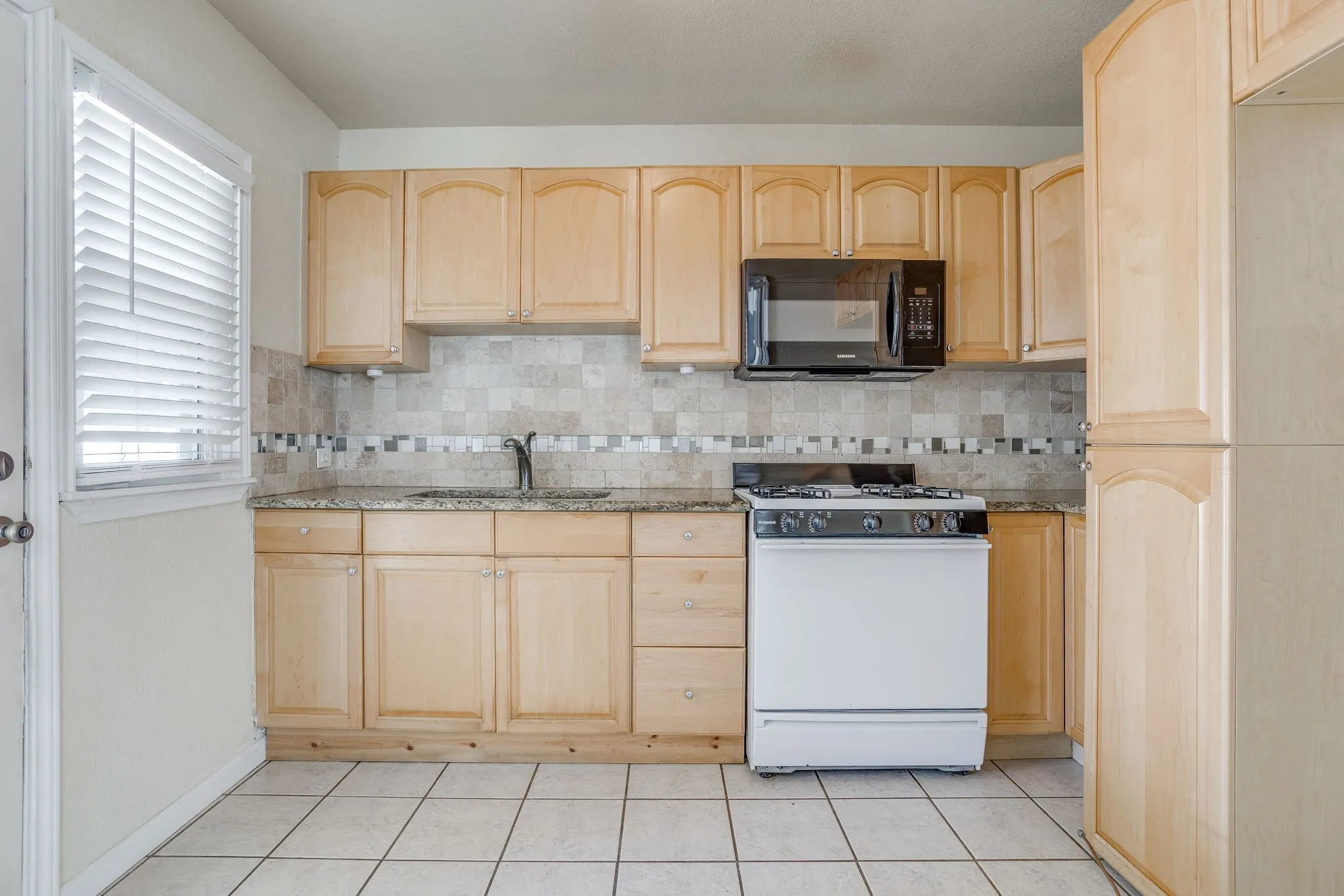 Single Family Residence For Rent in Tarrant County , 6404 Malvey Avenue, Fort Worth, Texas 76116, 2 Bedroom, 1 Bathroom, 1 Garage spaces, 1,022 Sqft, built in 1942, mls#21388101, Real Estate Agent in Fort Worth, Homes For Rent in Tarrant county, Homes For Rent in Fort Worth, Realtor in Fort Worth Texas, Real Estate Brokerage Independent Realty Texas, Luminita Cordes Realtor