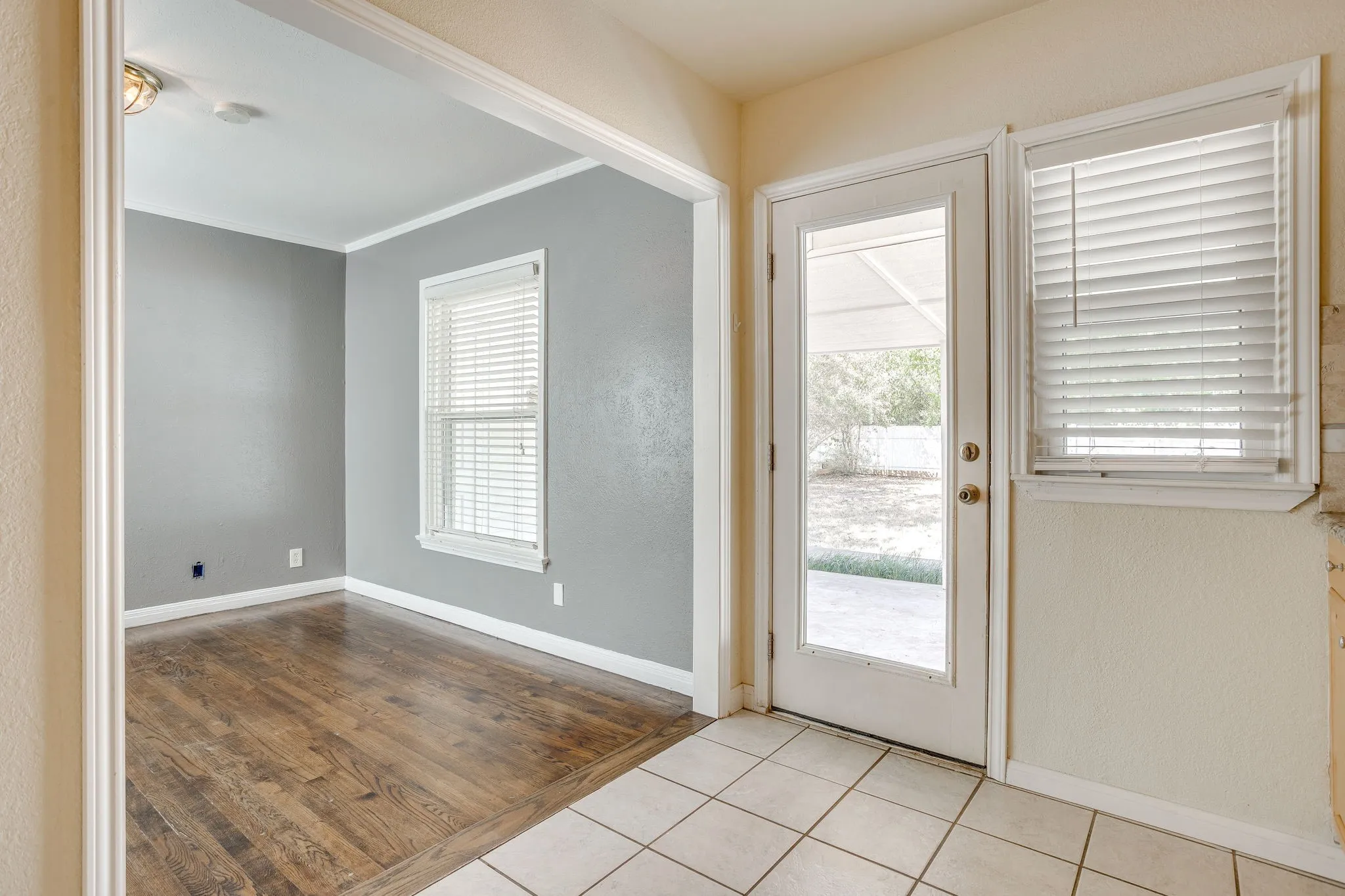 Single Family Residence For Rent in Tarrant County , 6404 Malvey Avenue, Fort Worth, Texas 76116, 2 Bedroom, 1 Bathroom, 1 Garage spaces, 1,022 Sqft, built in 1942, mls#21388101, Real Estate Agent in Fort Worth, Homes For Rent in Tarrant county, Homes For Rent in Fort Worth, Realtor in Fort Worth Texas, Real Estate Brokerage Independent Realty Texas, Luminita Cordes Realtor