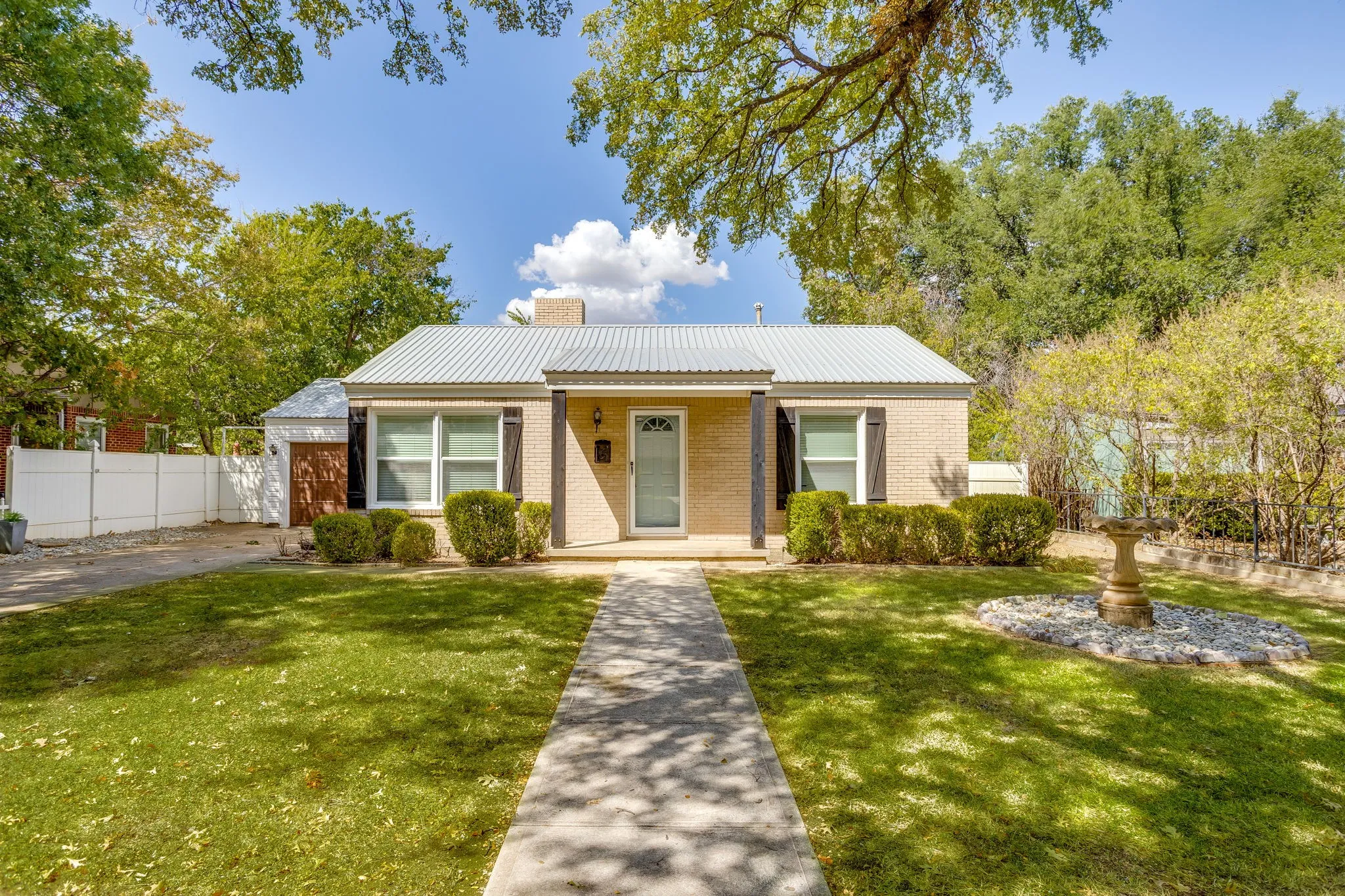 Single Family Residence For Rent in Tarrant County , 6404 Malvey Avenue, Fort Worth, Texas 76116, 2 Bedroom, 1 Bathroom, 1 Garage spaces, 1,022 Sqft, built in 1942, mls#21388101, Real Estate Agent in Fort Worth, Homes For Rent in Tarrant county, Homes For Rent in Fort Worth, Realtor in Fort Worth Texas, Real Estate Brokerage Independent Realty Texas, Luminita Cordes Realtor
