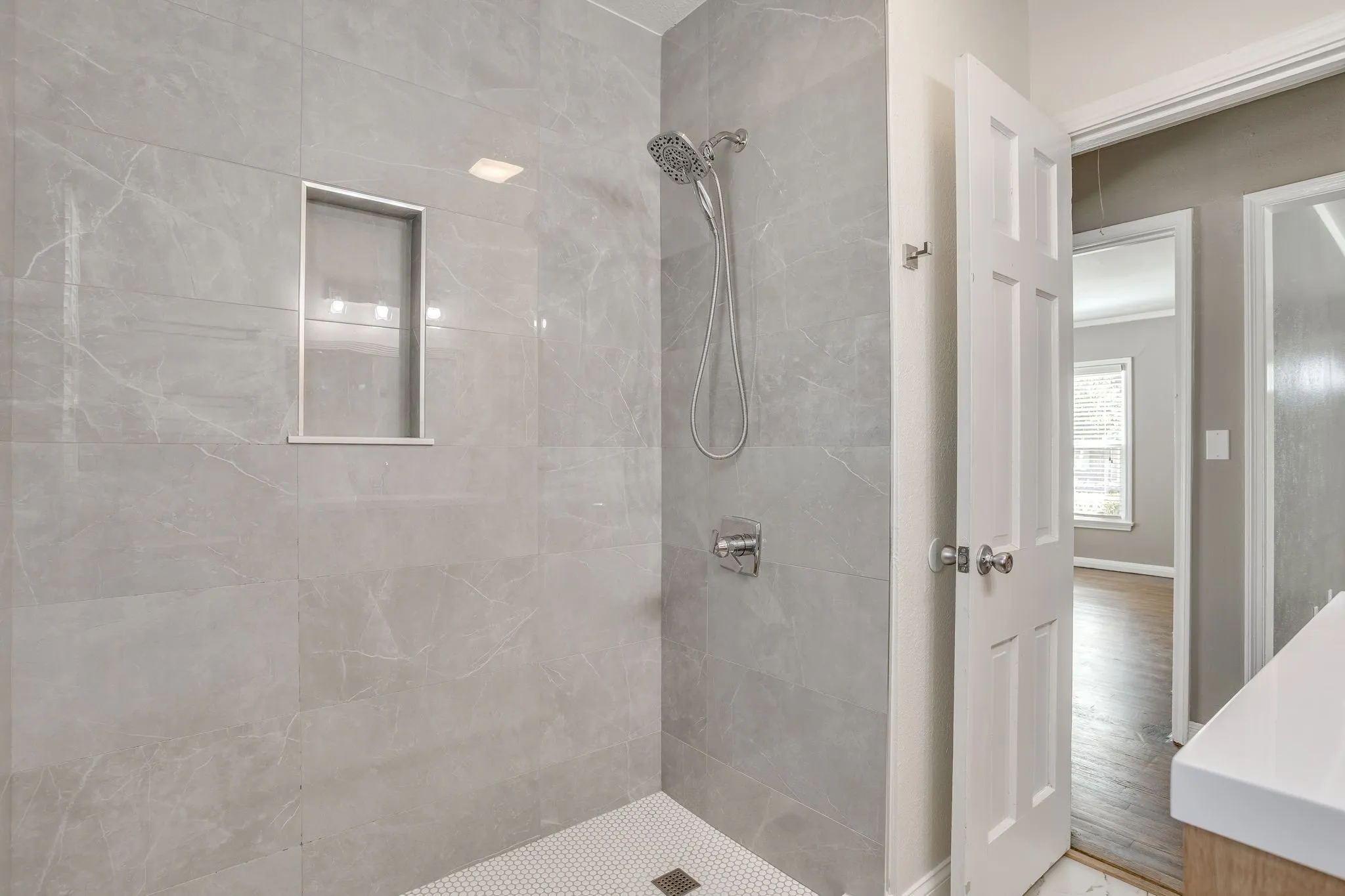 Single Family Residence For Rent in Tarrant County , 6404 Malvey Avenue, Fort Worth, Texas 76116, 2 Bedroom, 1 Bathroom, 1 Garage spaces, 1,022 Sqft, built in 1942, mls#21388101, Real Estate Agent in Fort Worth, Homes For Rent in Tarrant county, Homes For Rent in Fort Worth, Realtor in Fort Worth Texas, Real Estate Brokerage Independent Realty Texas, Luminita Cordes Realtor