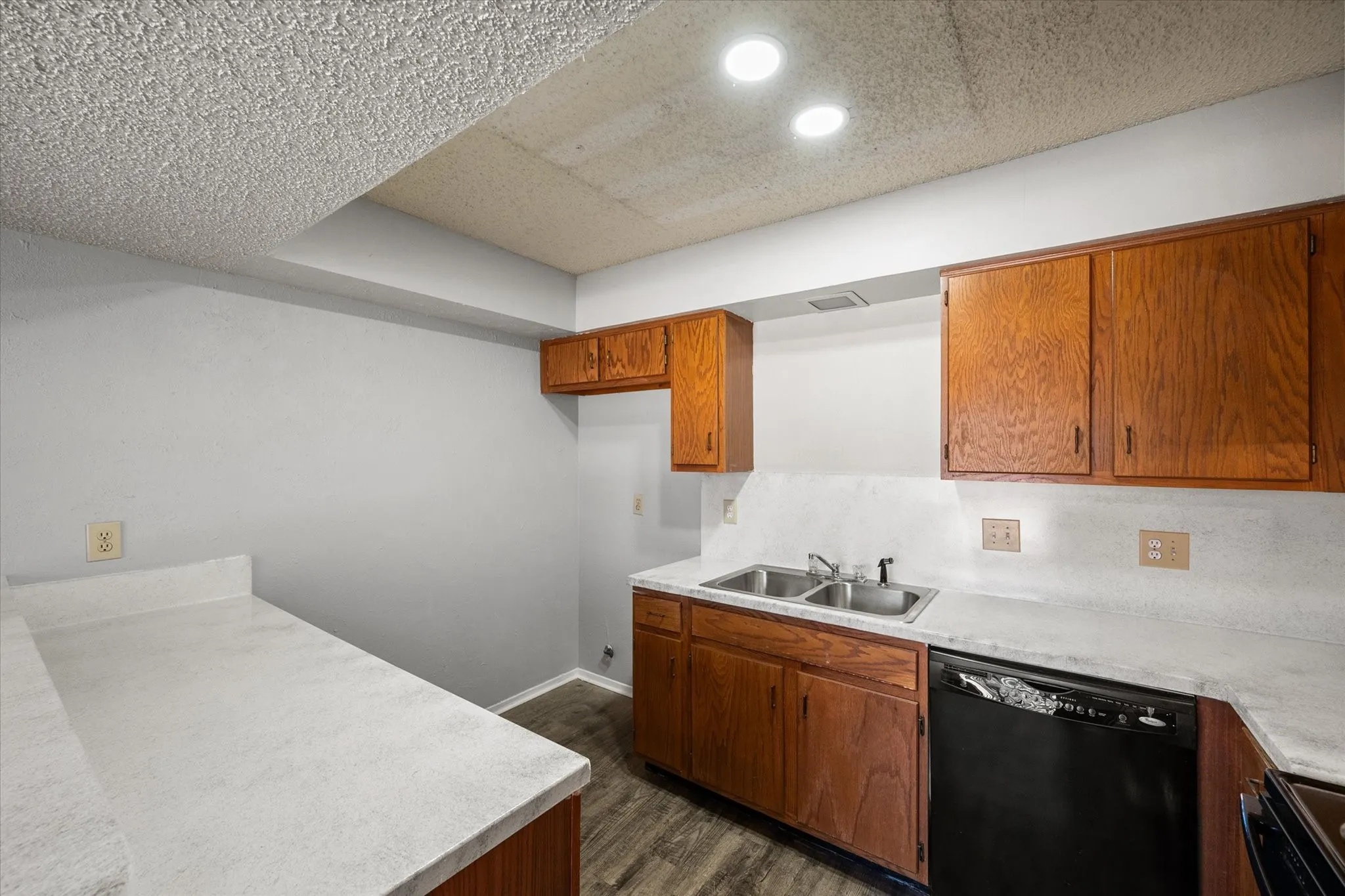 Quadruplex For Rent in Tarrant County , 406 E Denton Drive 36, Euless, Texas 76039, 2 Bedroom, 1 Bathroom, Garage spaces, 1,014 Sqft, built in 1982, mls#21388246, Real Estate Agent in Euless, Homes For Rent in Tarrant county, Homes For Rent in Euless, Realtor in Euless Texas, Real Estate Brokerage Independent Realty Texas, Luminita Cordes Realtor