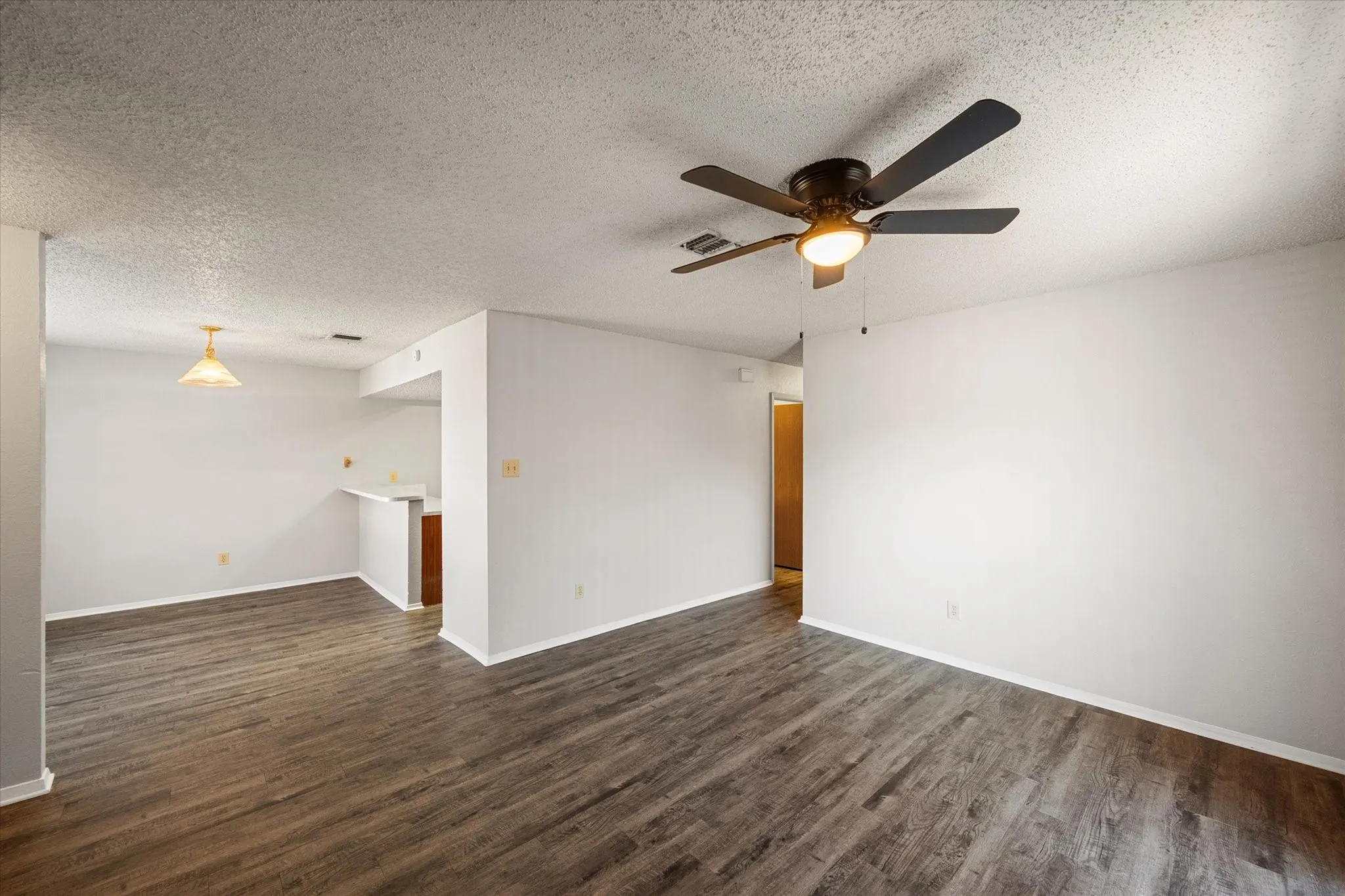 Quadruplex For Rent in Tarrant County , 406 E Denton Drive 36, Euless, Texas 76039, 2 Bedroom, 1 Bathroom, Garage spaces, 1,014 Sqft, built in 1982, mls#21388246, Real Estate Agent in Euless, Homes For Rent in Tarrant county, Homes For Rent in Euless, Realtor in Euless Texas, Real Estate Brokerage Independent Realty Texas, Luminita Cordes Realtor