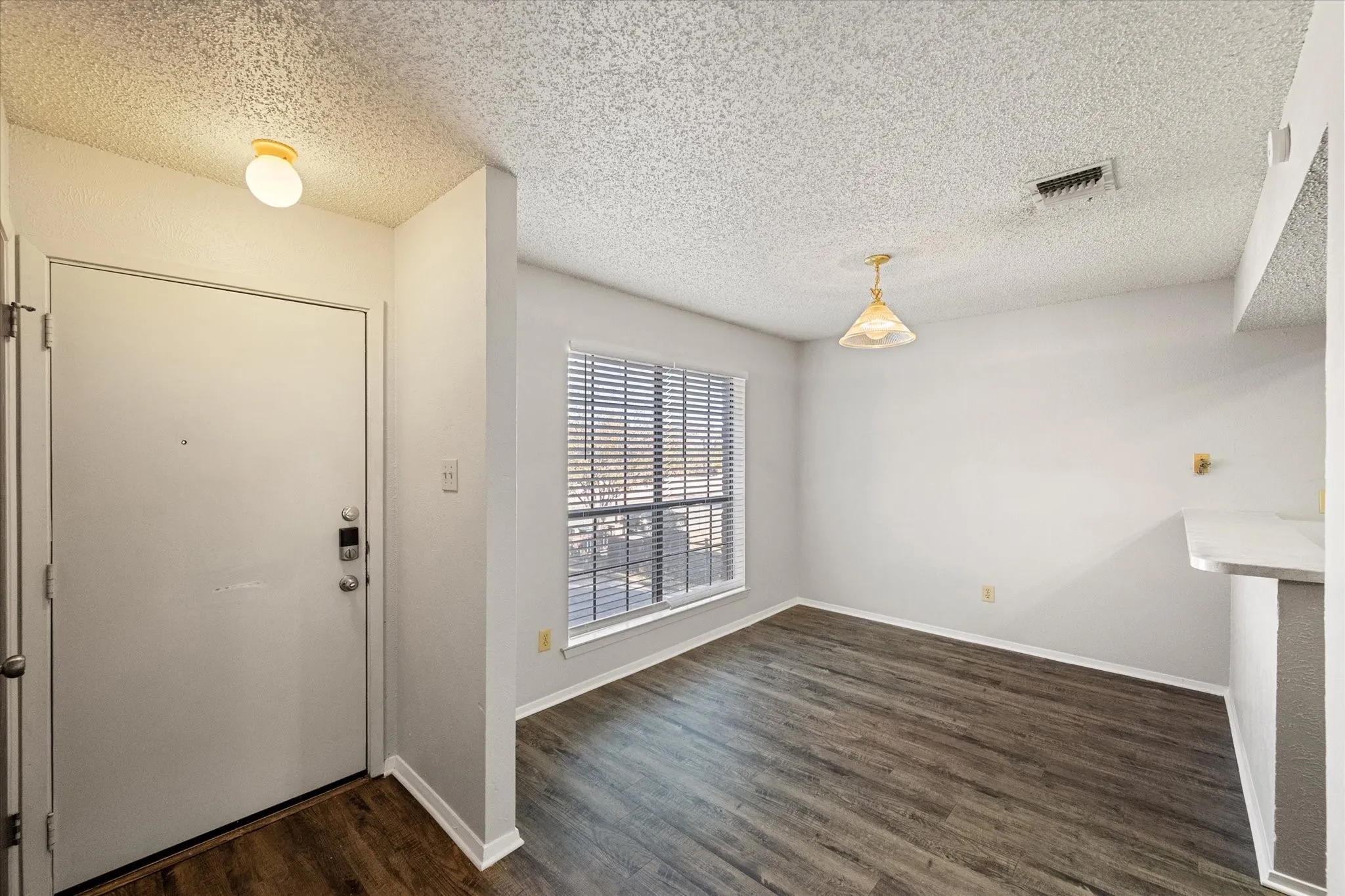 Quadruplex For Rent in Tarrant County , 406 E Denton Drive 36, Euless, Texas 76039, 2 Bedroom, 1 Bathroom, Garage spaces, 1,014 Sqft, built in 1982, mls#21388246, Real Estate Agent in Euless, Homes For Rent in Tarrant county, Homes For Rent in Euless, Realtor in Euless Texas, Real Estate Brokerage Independent Realty Texas, Luminita Cordes Realtor