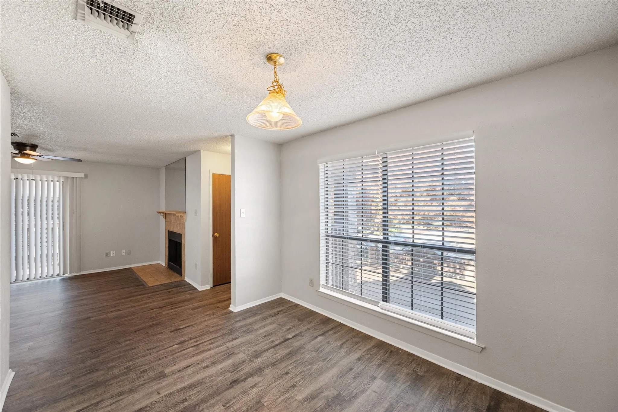 Quadruplex For Rent in Tarrant County , 406 E Denton Drive 36, Euless, Texas 76039, 2 Bedroom, 1 Bathroom, Garage spaces, 1,014 Sqft, built in 1982, mls#21388246, Real Estate Agent in Euless, Homes For Rent in Tarrant county, Homes For Rent in Euless, Realtor in Euless Texas, Real Estate Brokerage Independent Realty Texas, Luminita Cordes Realtor