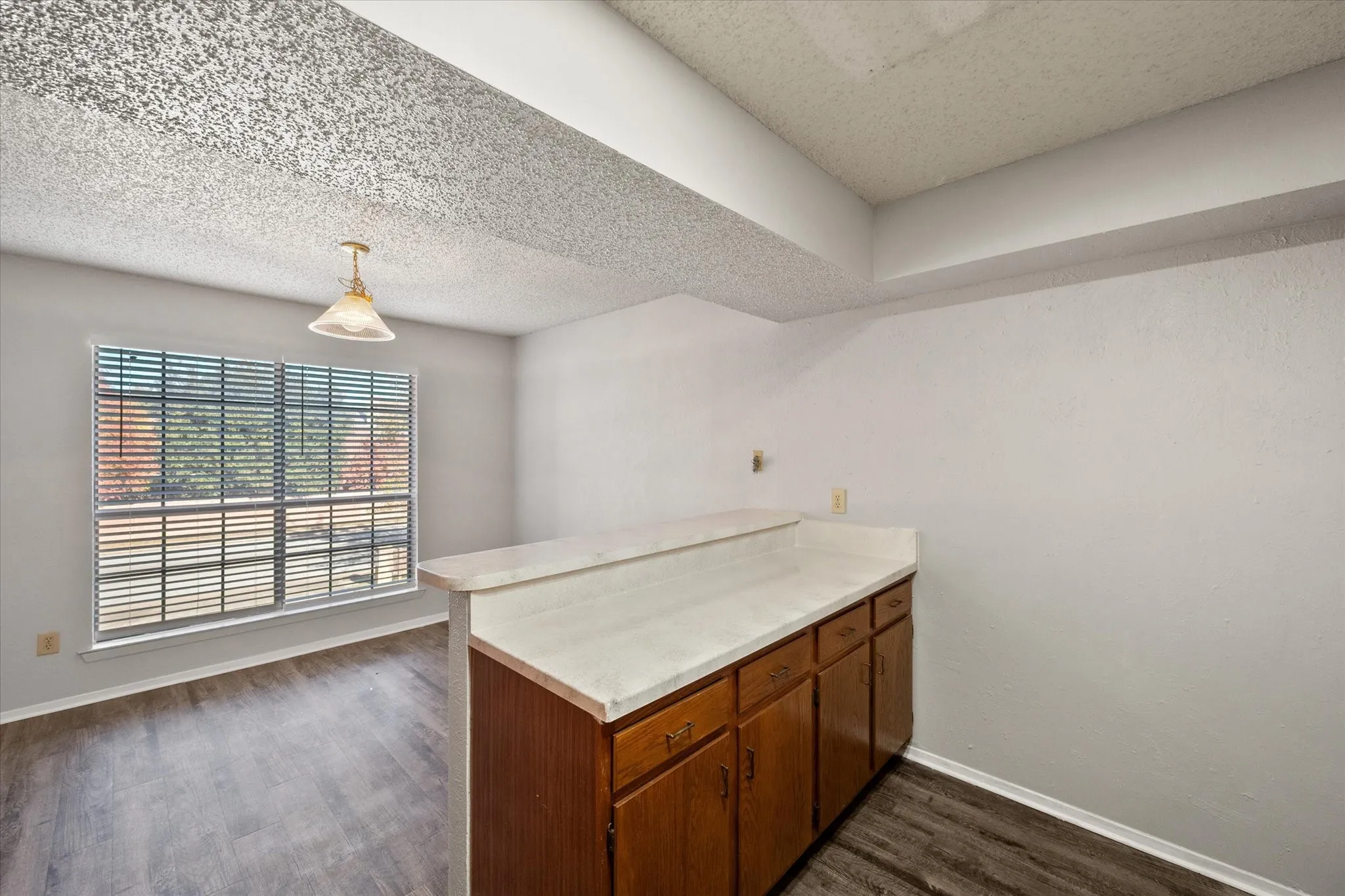 Quadruplex For Rent in Tarrant County , 406 E Denton Drive 36, Euless, Texas 76039, 2 Bedroom, 1 Bathroom, Garage spaces, 1,014 Sqft, built in 1982, mls#21388246, Real Estate Agent in Euless, Homes For Rent in Tarrant county, Homes For Rent in Euless, Realtor in Euless Texas, Real Estate Brokerage Independent Realty Texas, Luminita Cordes Realtor